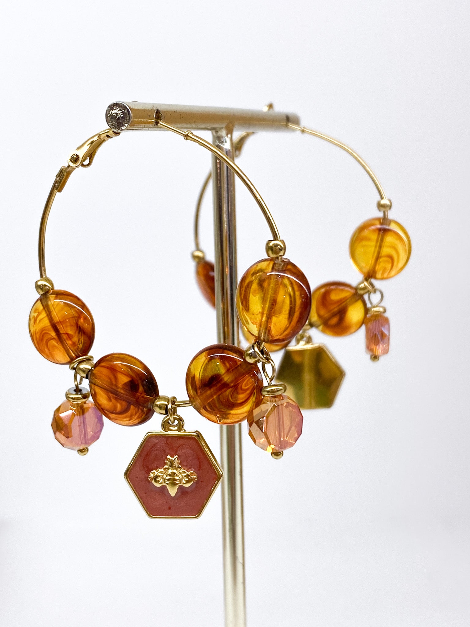 Boucles d’oreilles créoles colorées avec perles et pendentif décoratif