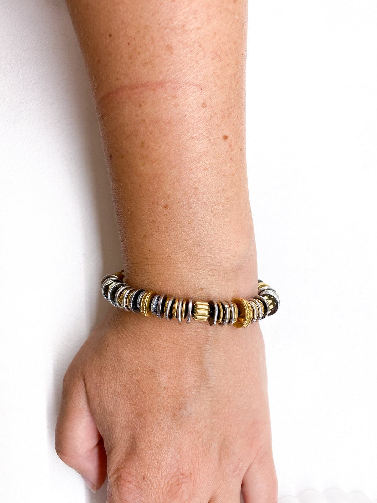 Bracelet femme en acier inoxydable doré et argenté aux formes graphiques