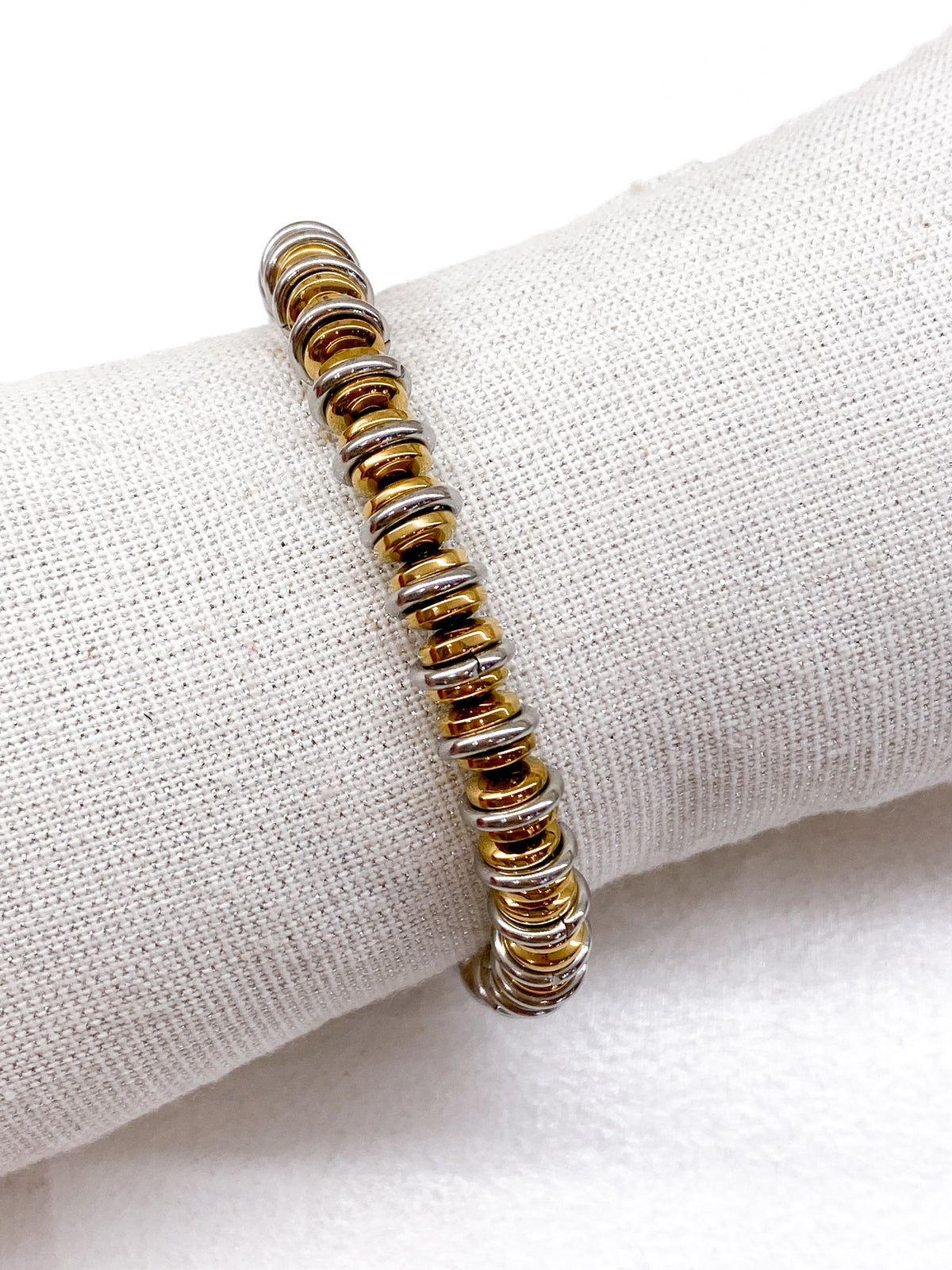 Bracelet en acier inoxydable avec rondelles dorées et anneaux argentés