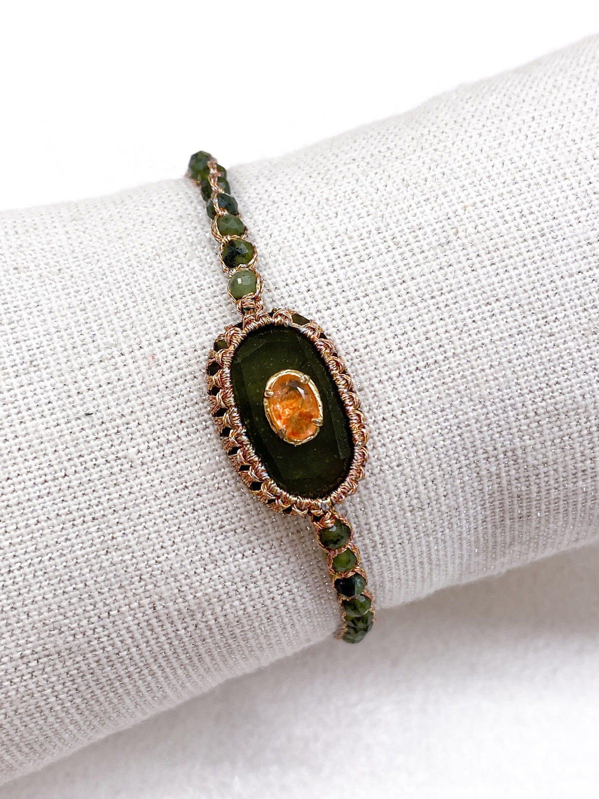 Bracelet coulissant en pierres naturelles et médaillon ovale