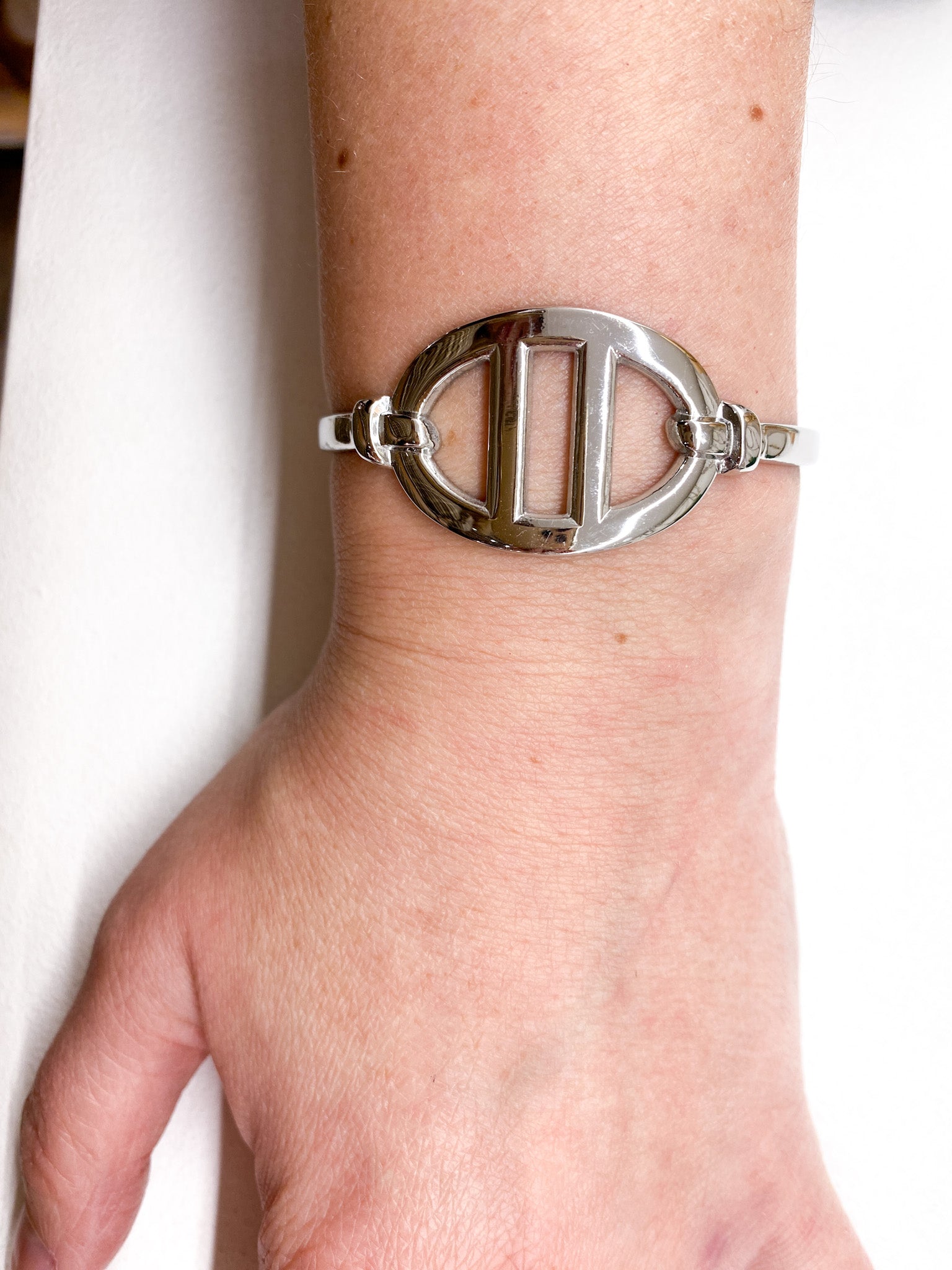 Bracelet jonc rigide femme au design maillon