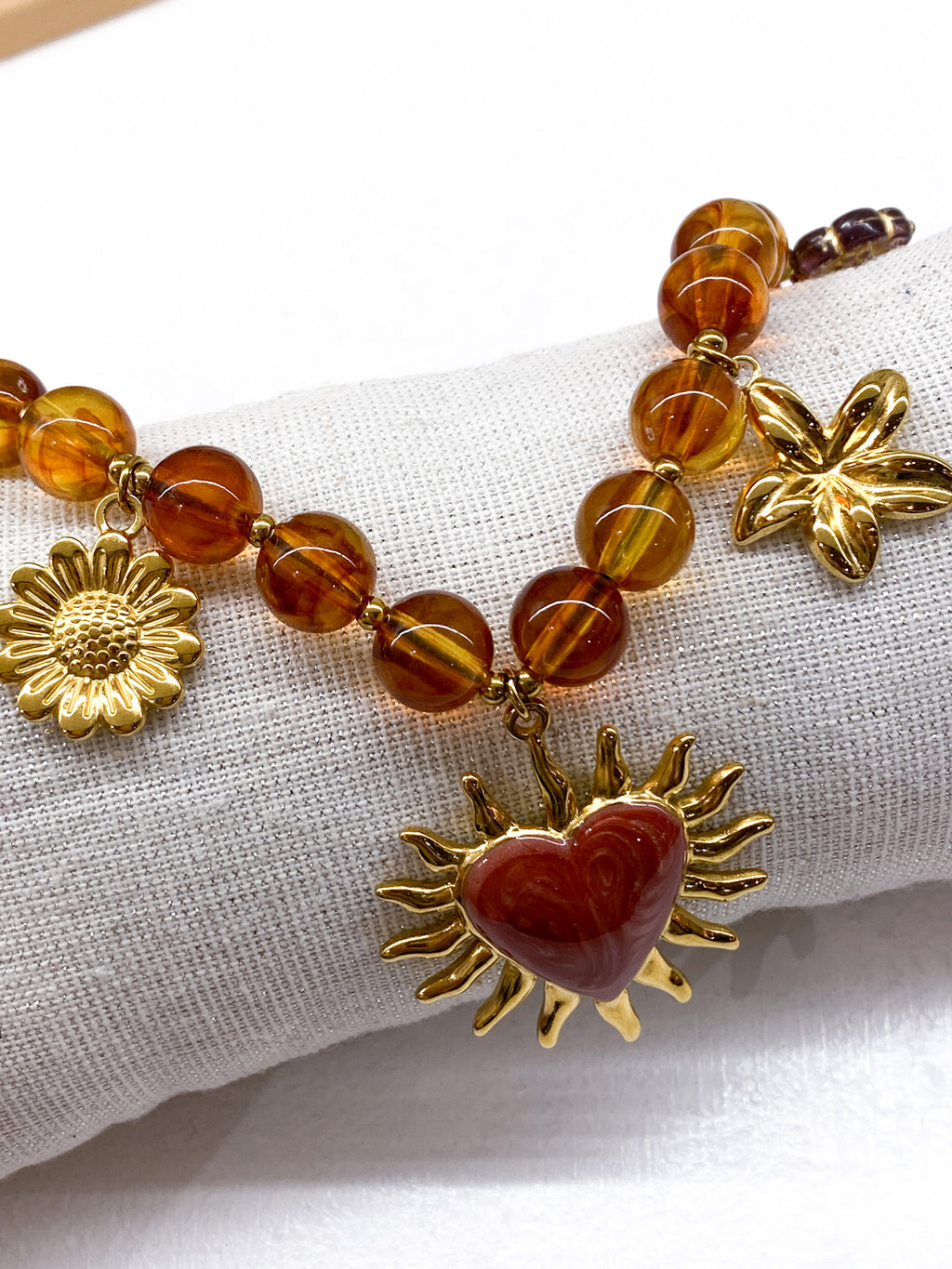 Collier femme à perles ambrées et pendentifs floraux