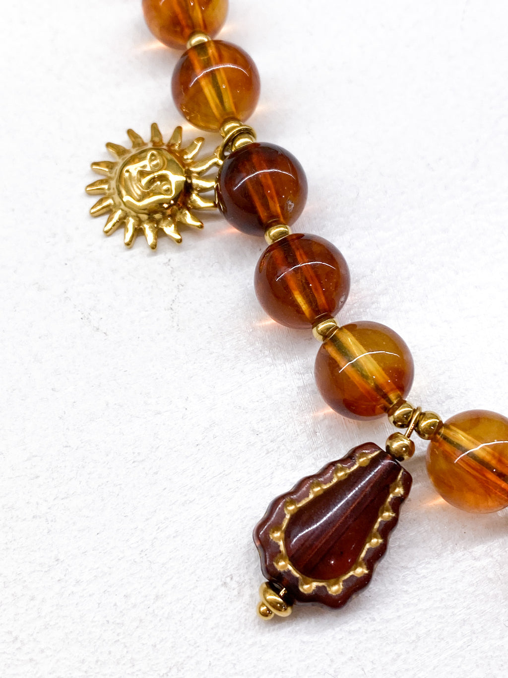 Collier femme à perles ambrées et pendentifs floraux