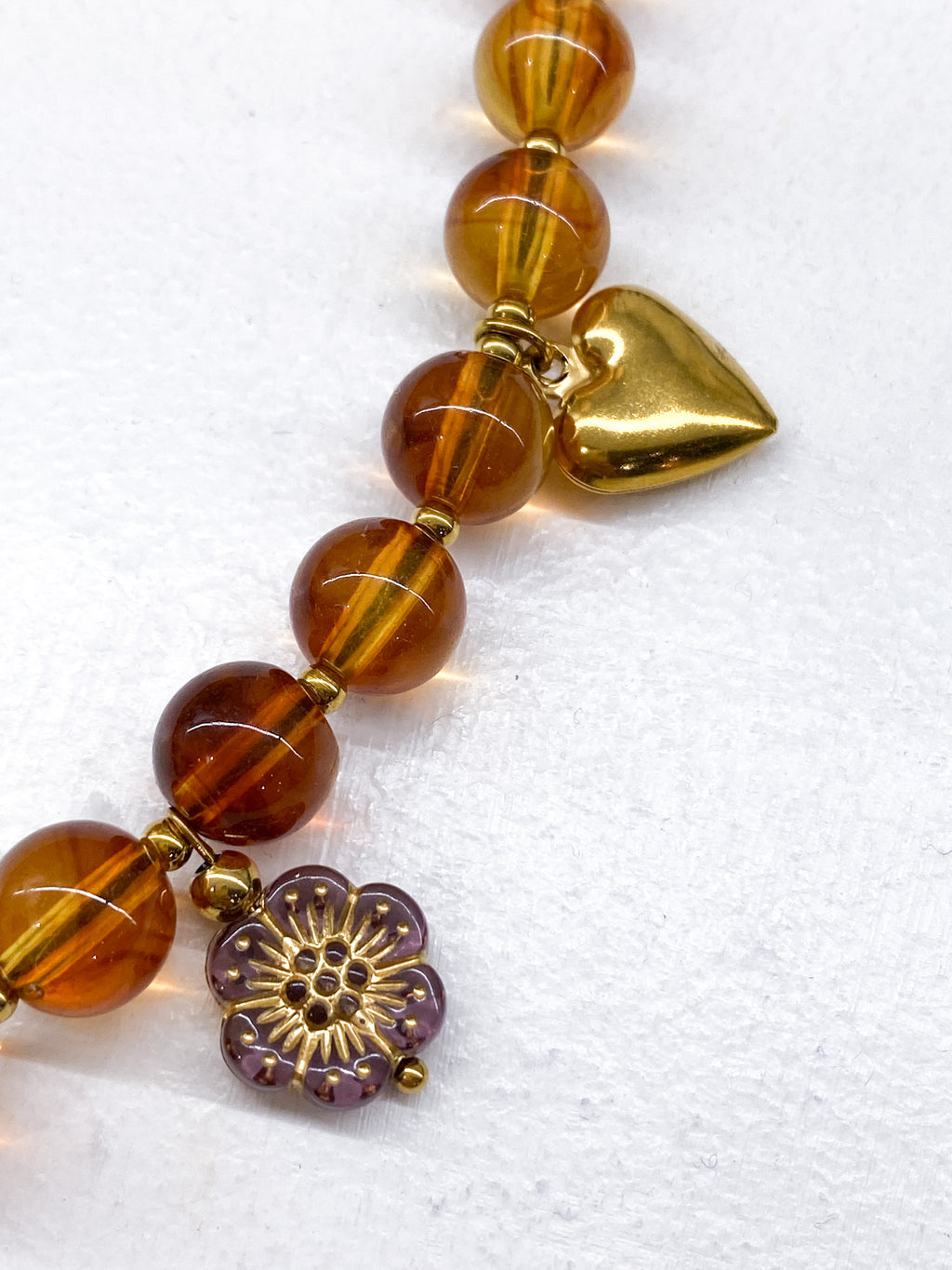 Collier femme à perles ambrées et pendentifs floraux