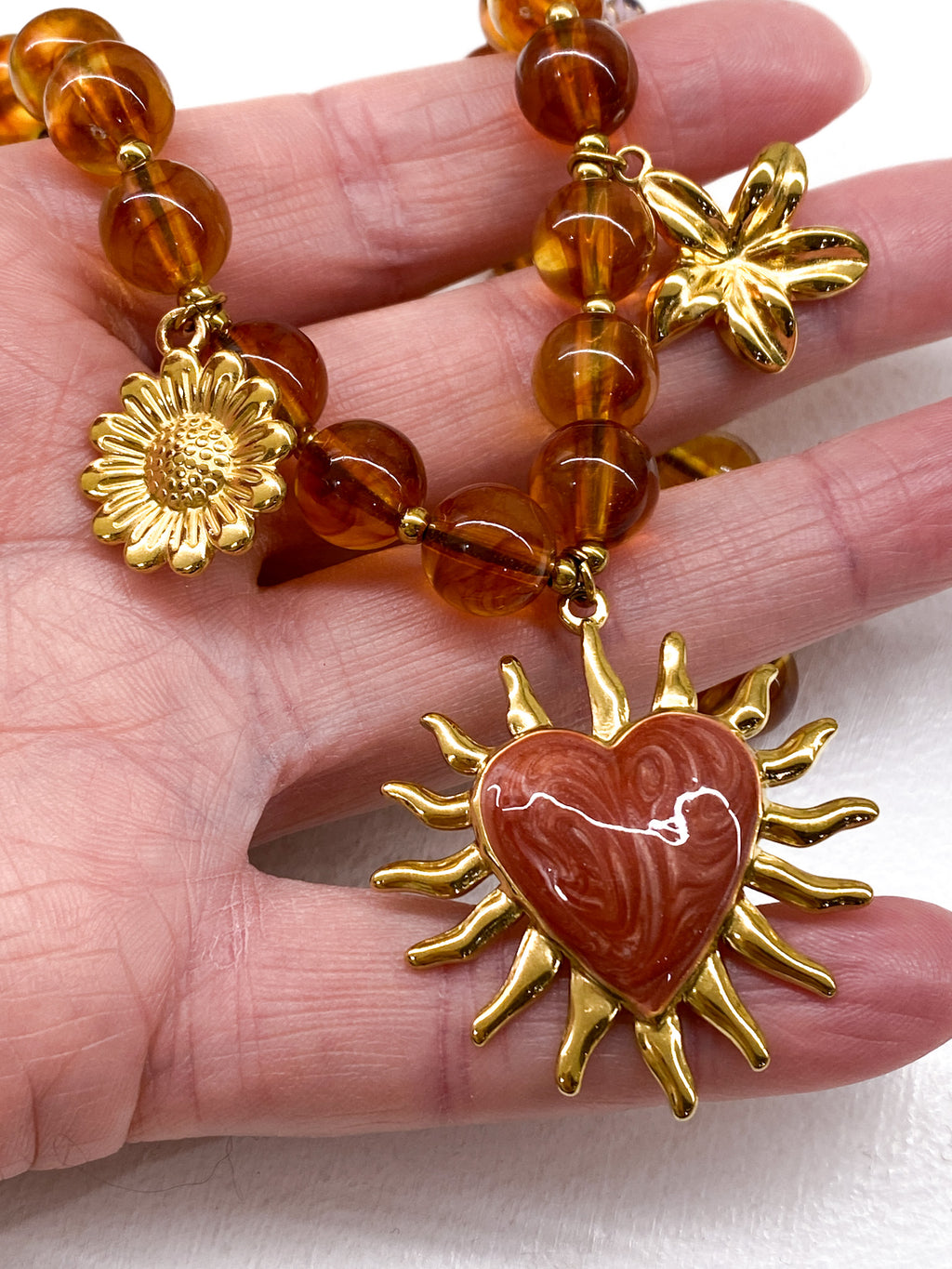 Collier femme à perles ambrées et pendentifs floraux