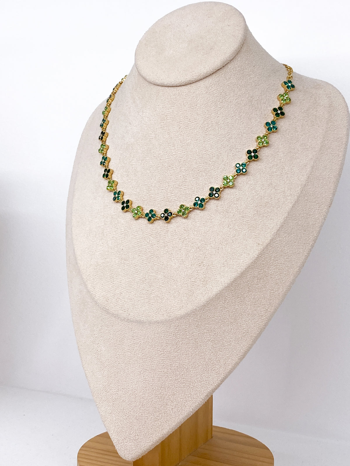 Collier court en acier inoxydable avec trèfles et strass