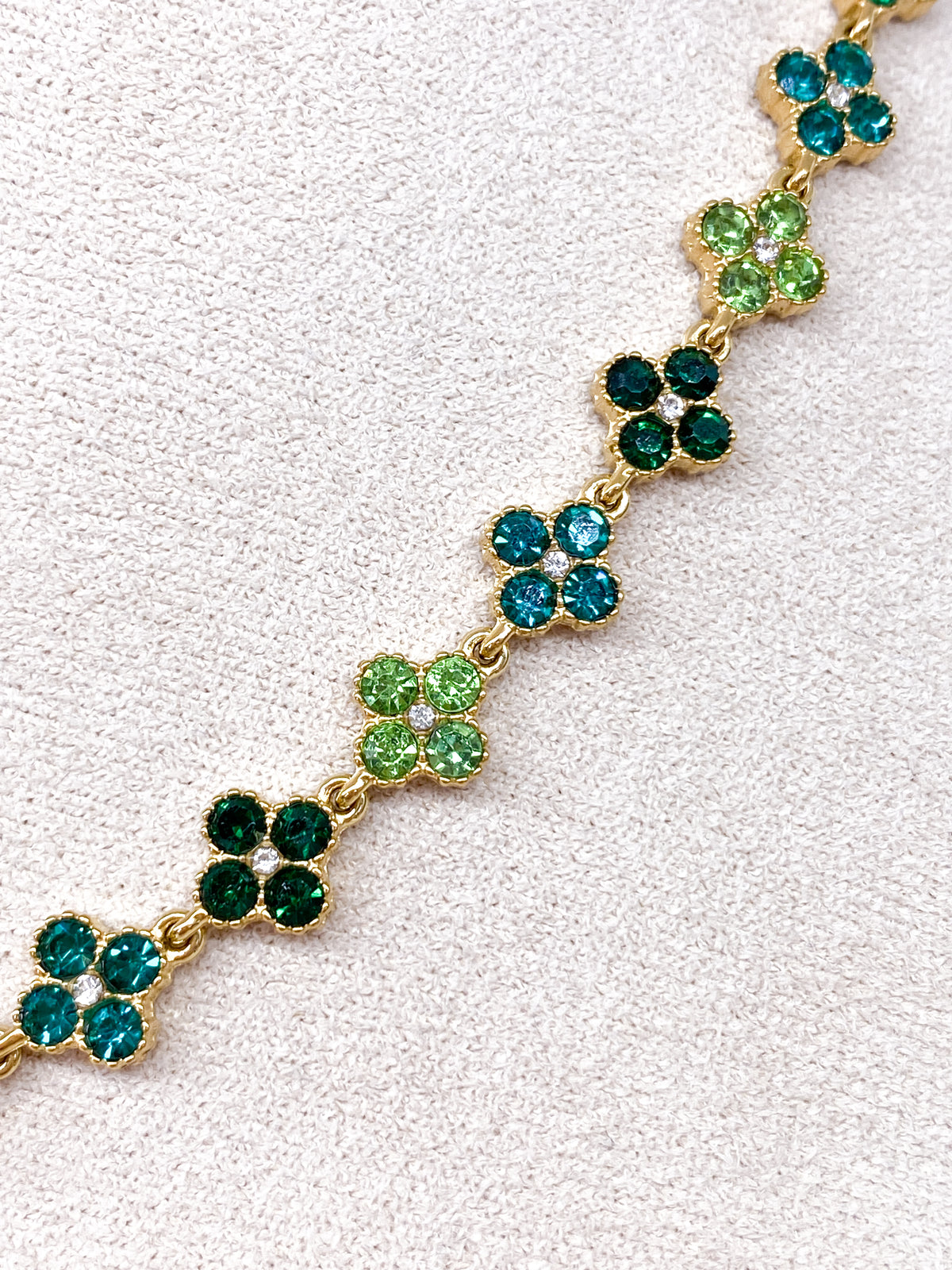 Collier court en acier inoxydable avec trèfles et strass