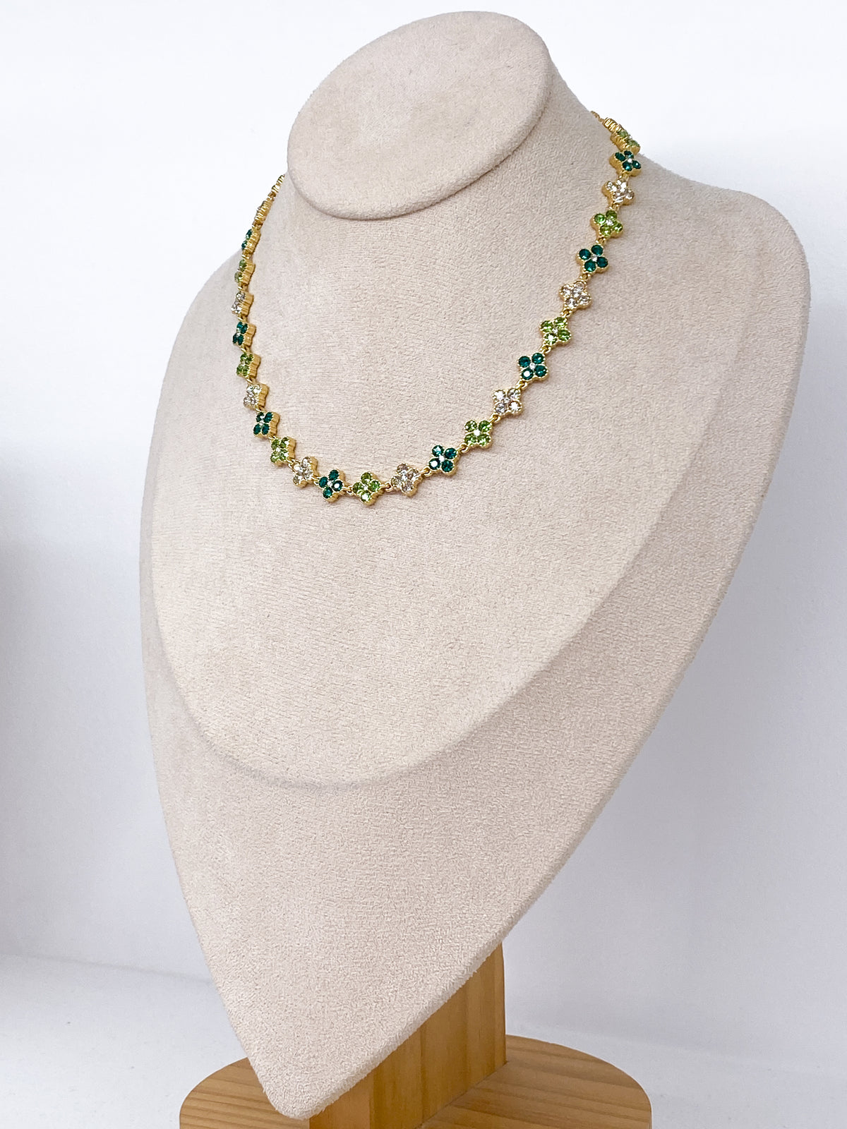Collier court en acier inoxydable avec trèfles et strass