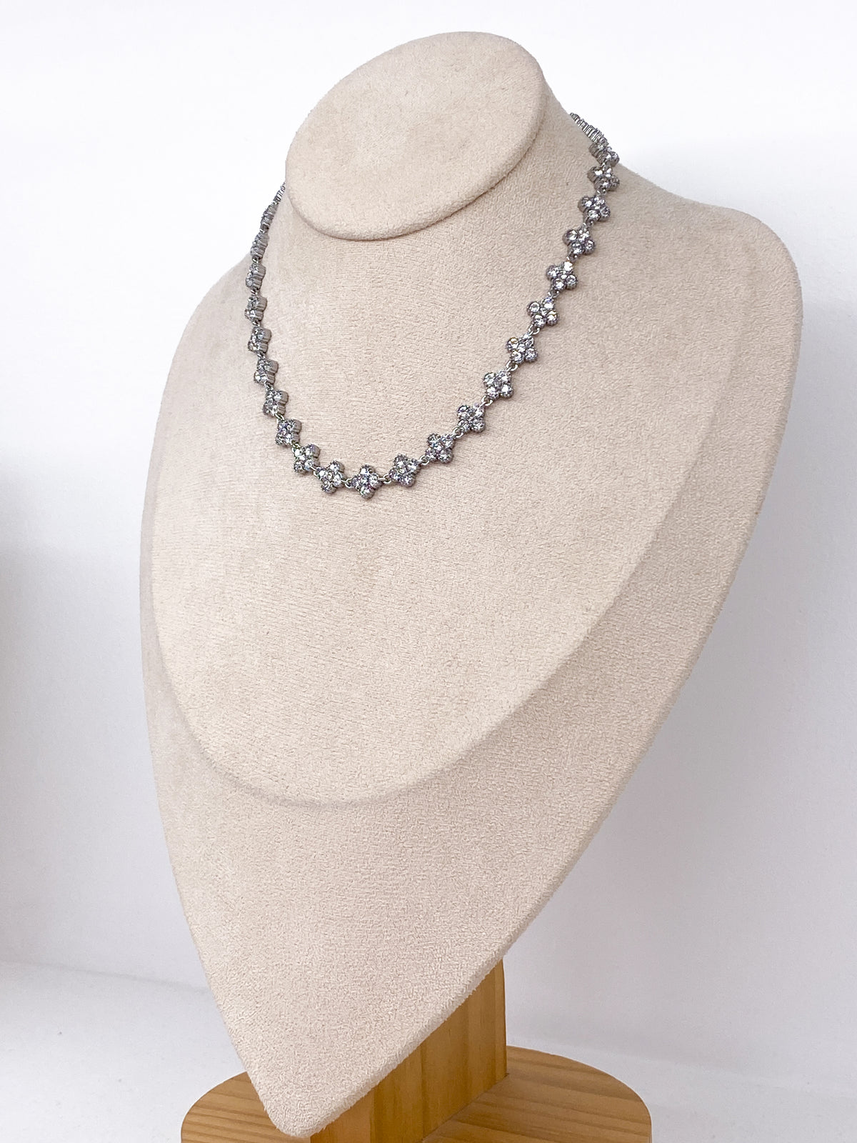 Collier court en acier inoxydable avec trèfles et strass