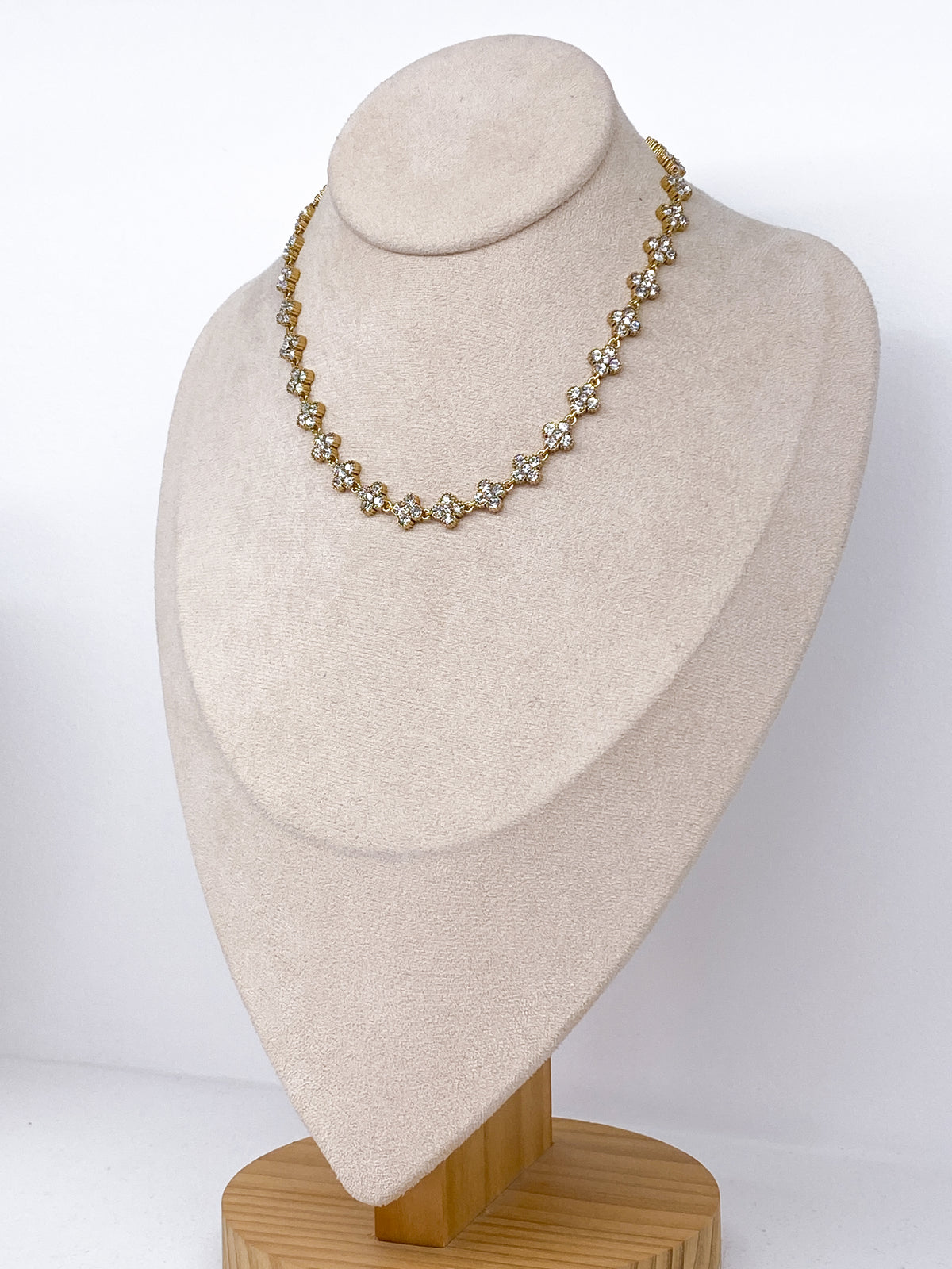 Collier court en acier inoxydable avec trèfles et strass