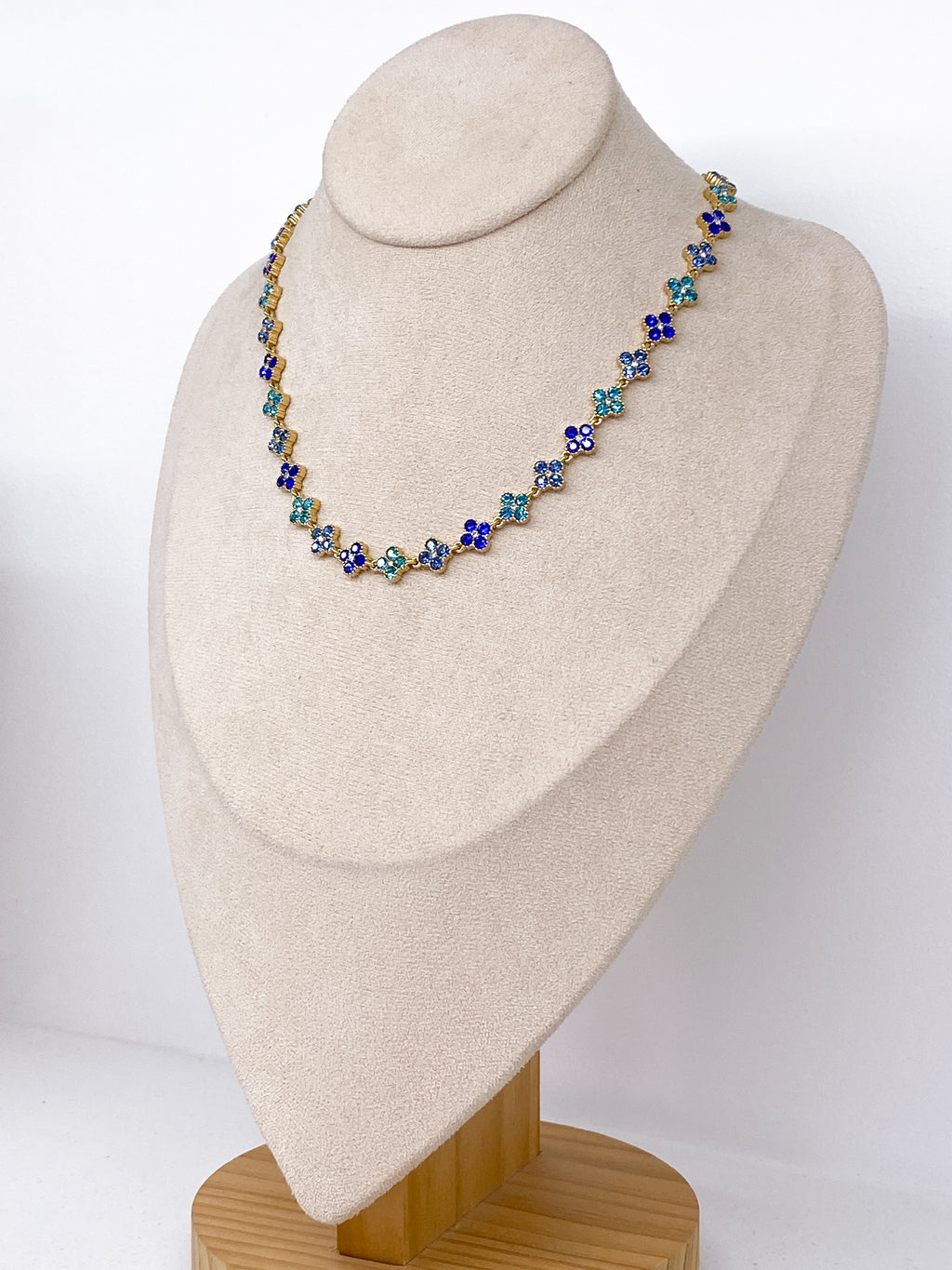 Collier court en acier inoxydable avec trèfles et strass