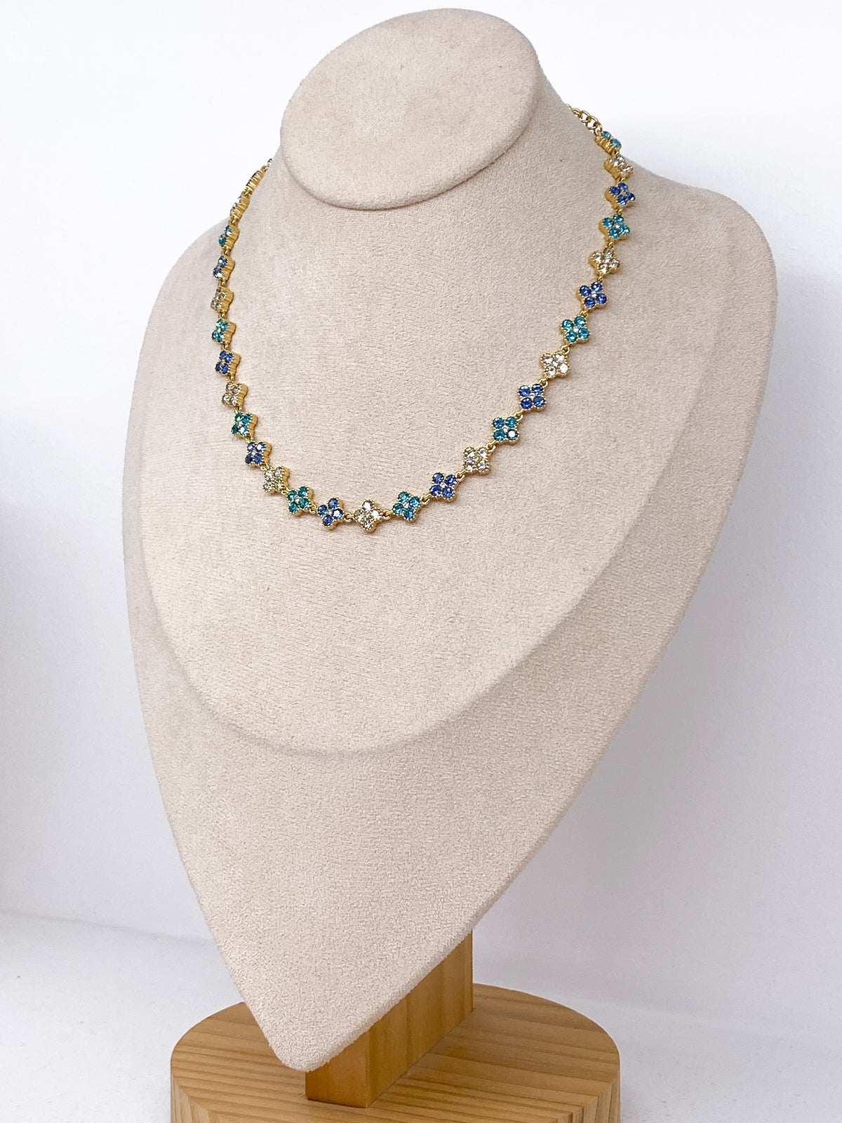 Collier court en acier inoxydable avec trèfles et strass
