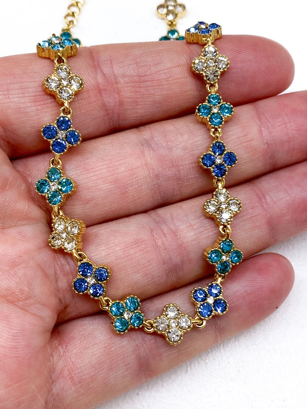 Collier court en acier inoxydable avec trèfles et strass