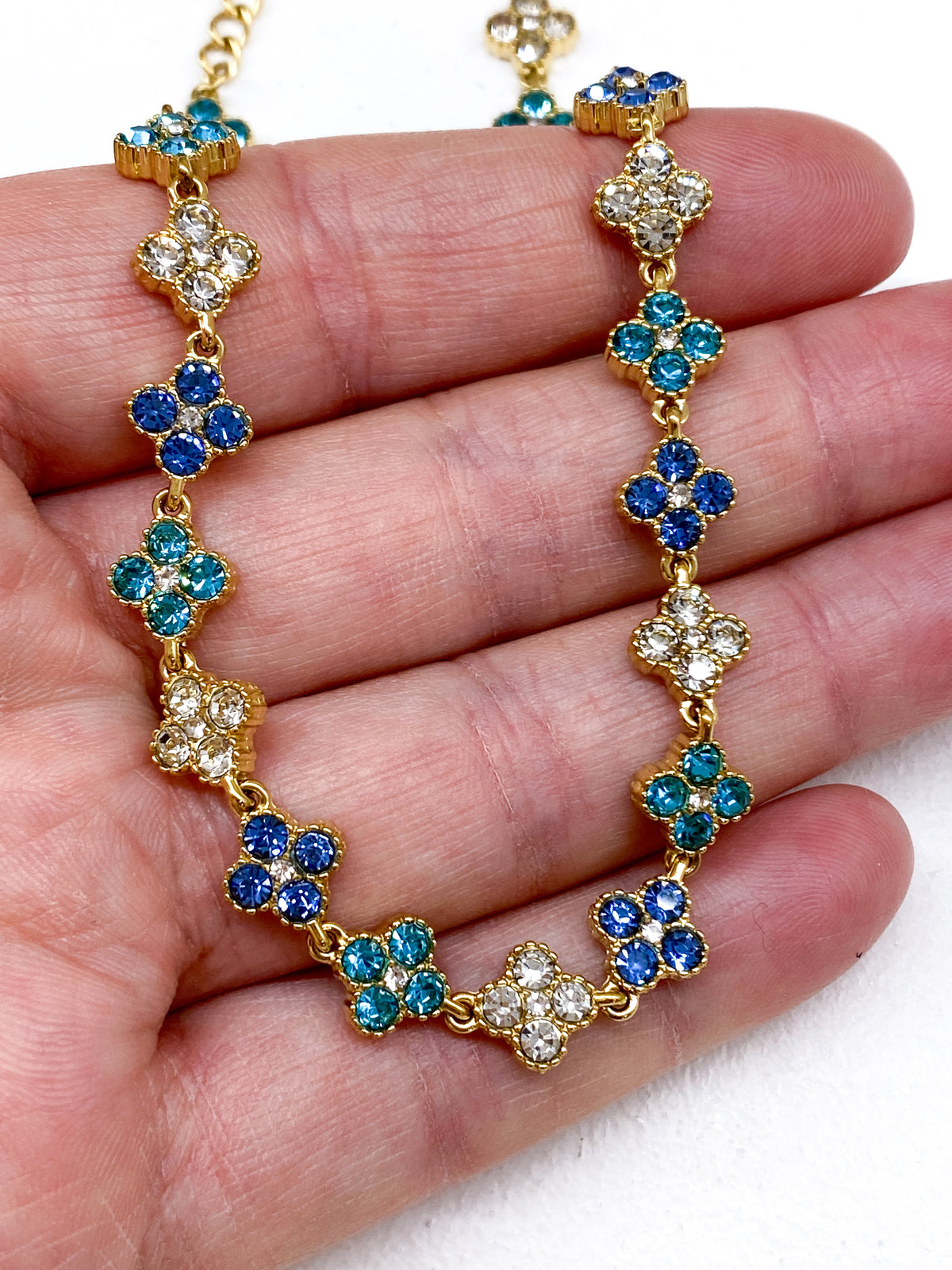 Collier court en acier inoxydable avec trèfles et strass