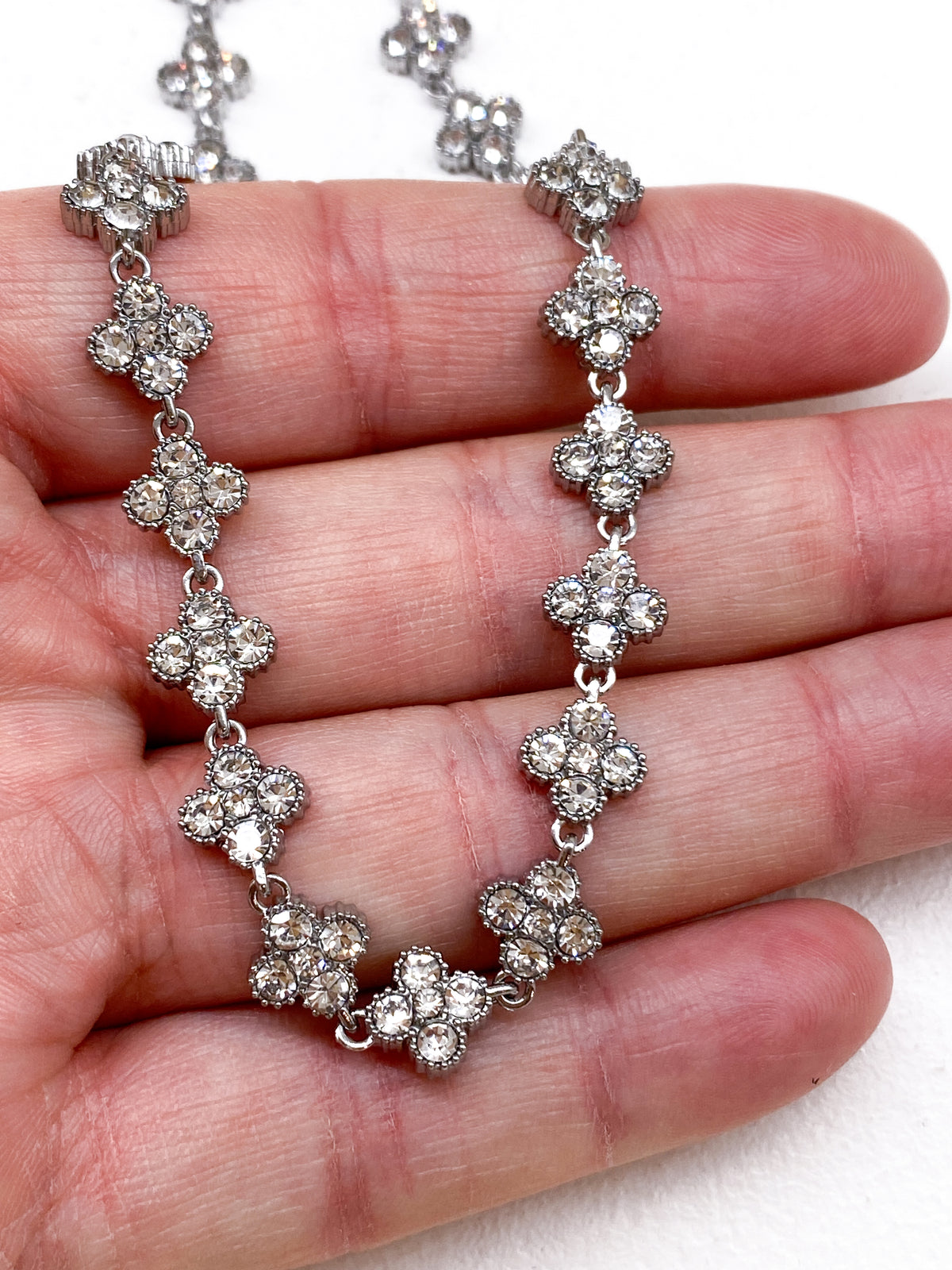 Collier court en acier inoxydable avec trèfles et strass