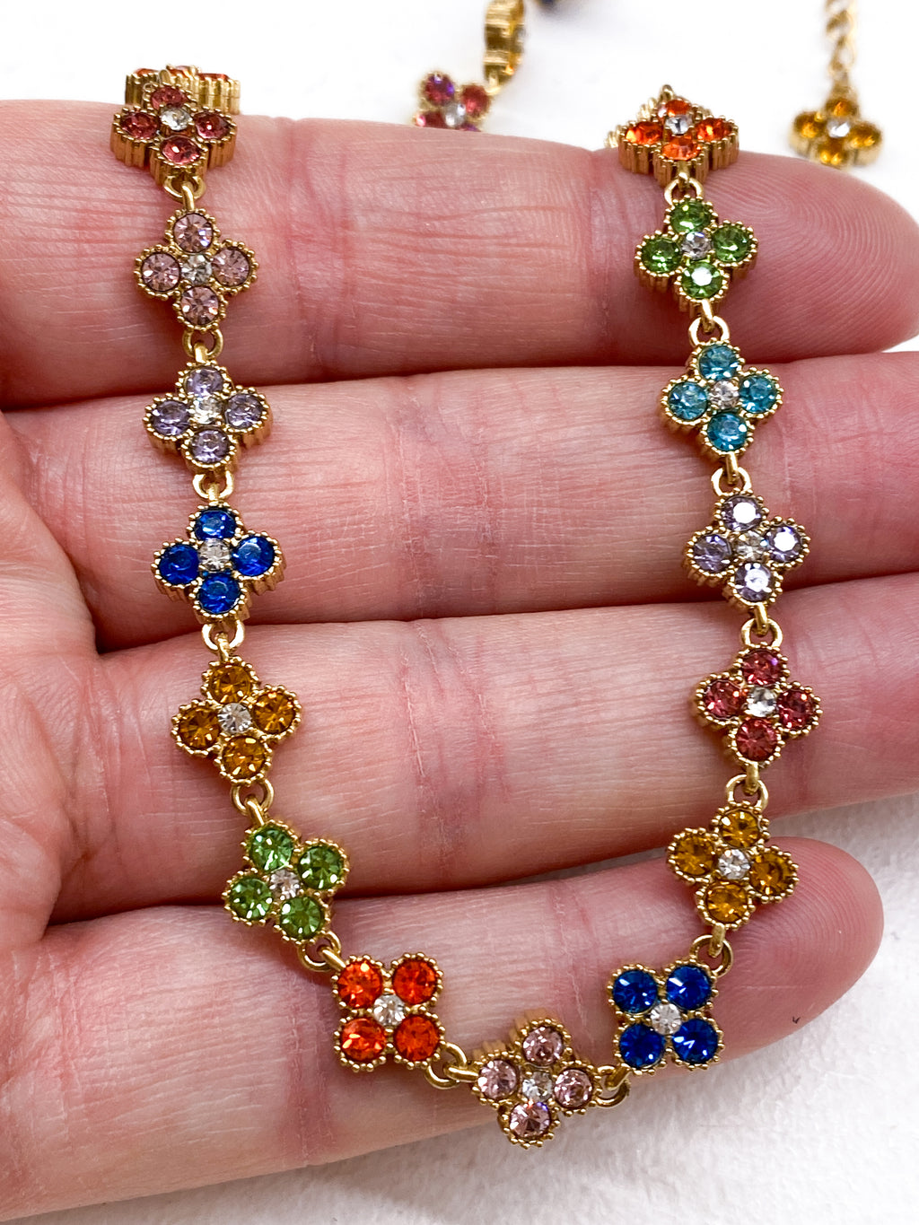 Collier court en acier inoxydable avec trèfles et strass