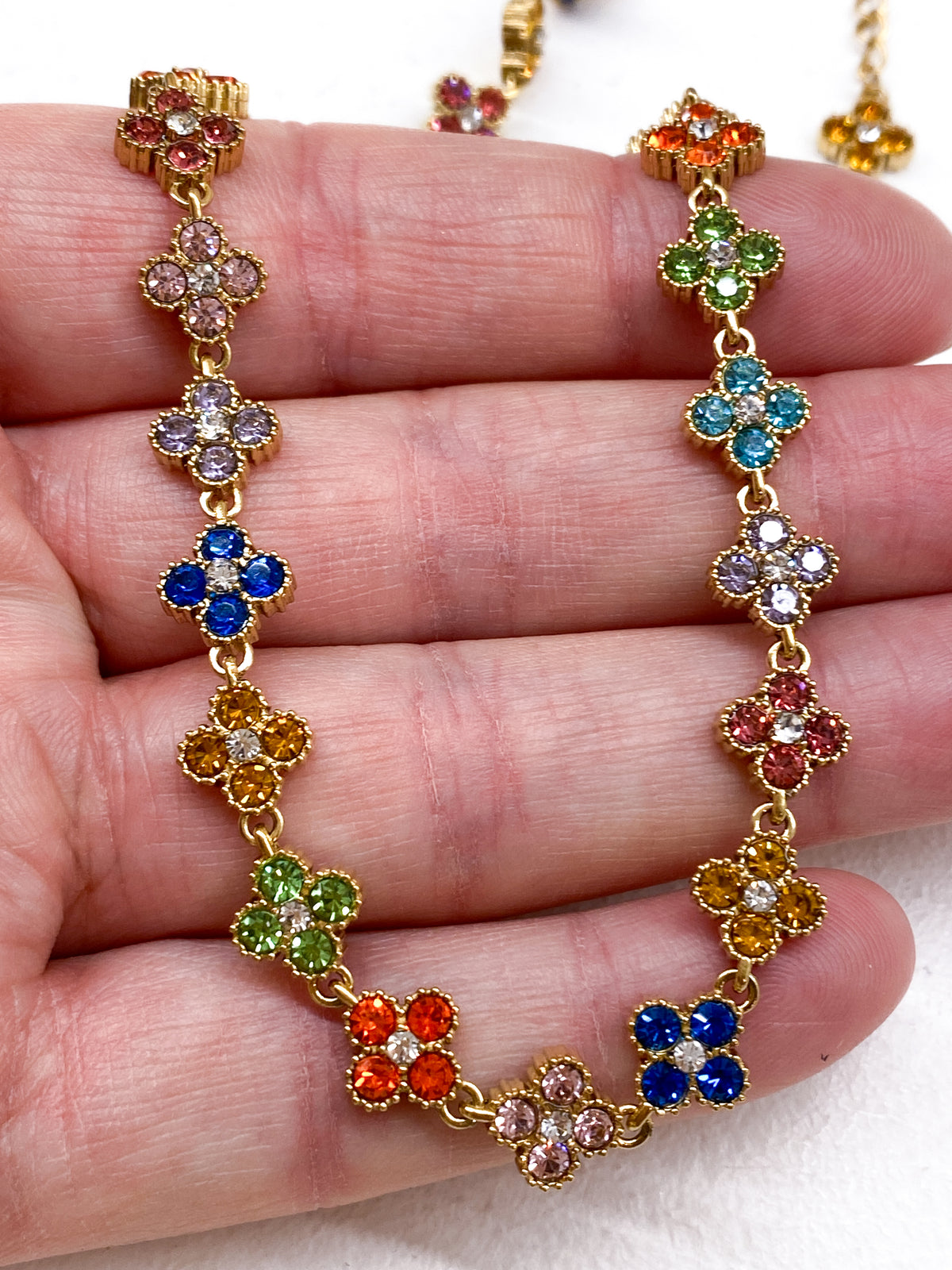 Collier court en acier inoxydable avec trèfles et strass