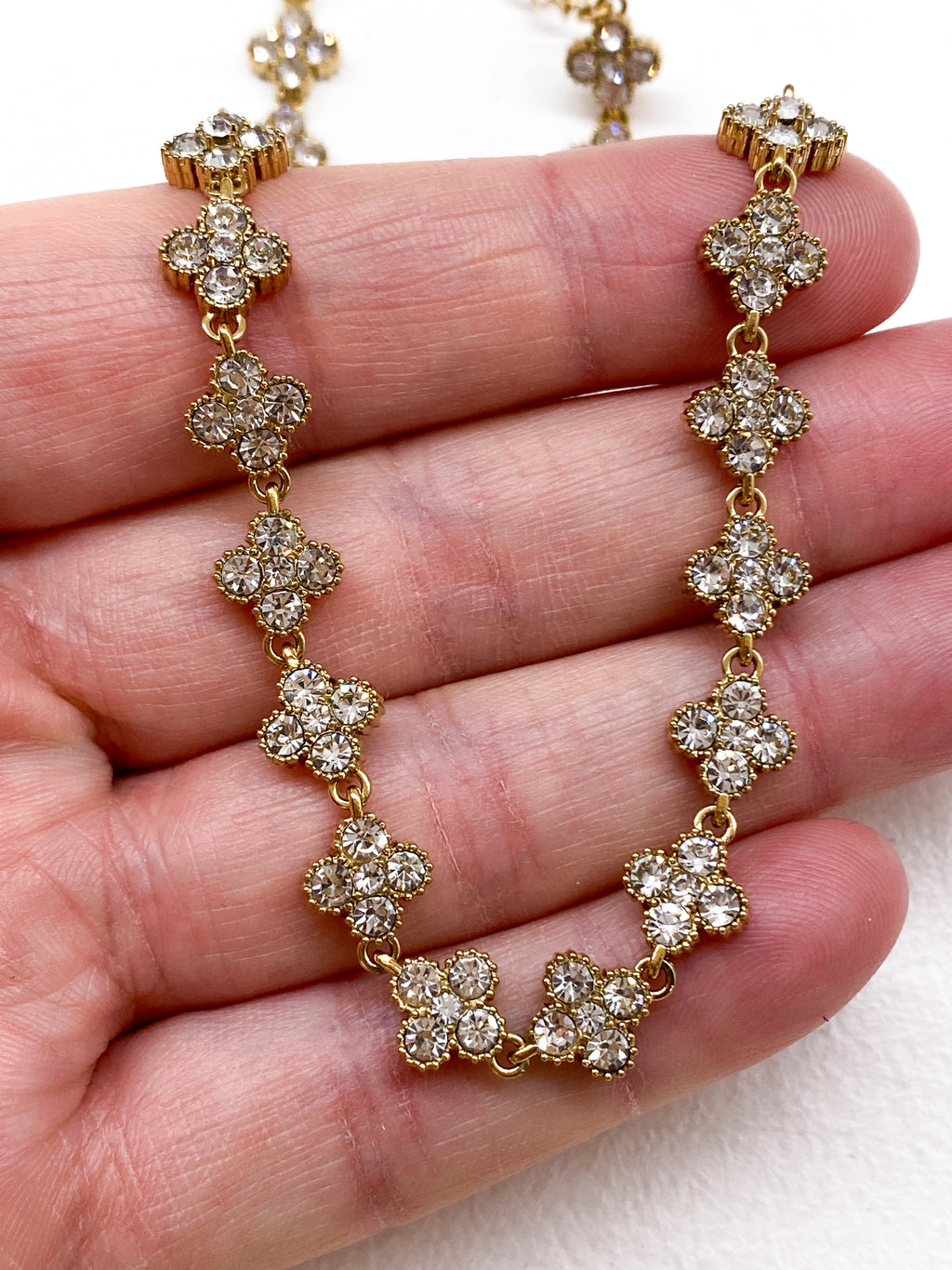 Collier court en acier inoxydable avec trèfles et strass