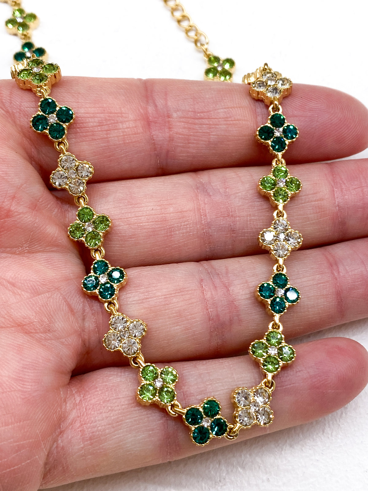 Collier court en acier inoxydable avec trèfles et strass