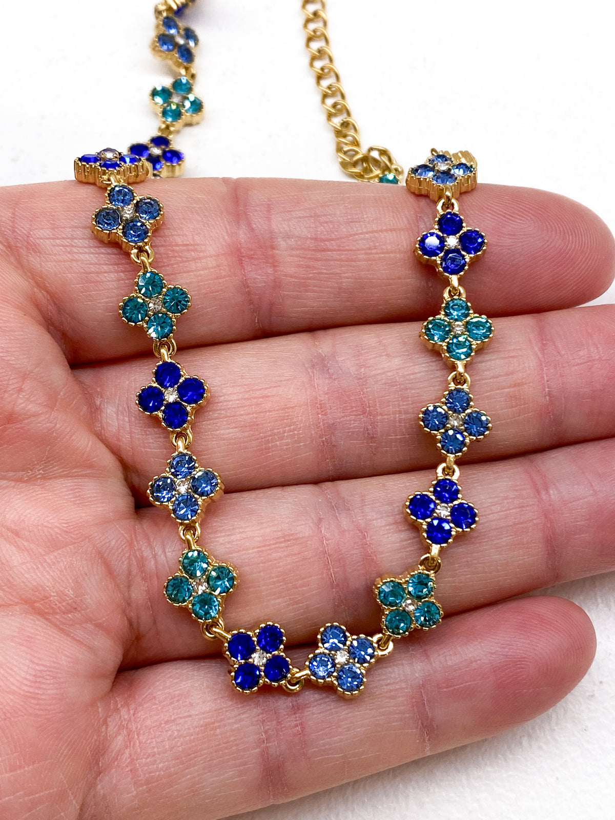 Collier court en acier inoxydable avec trèfles et strass