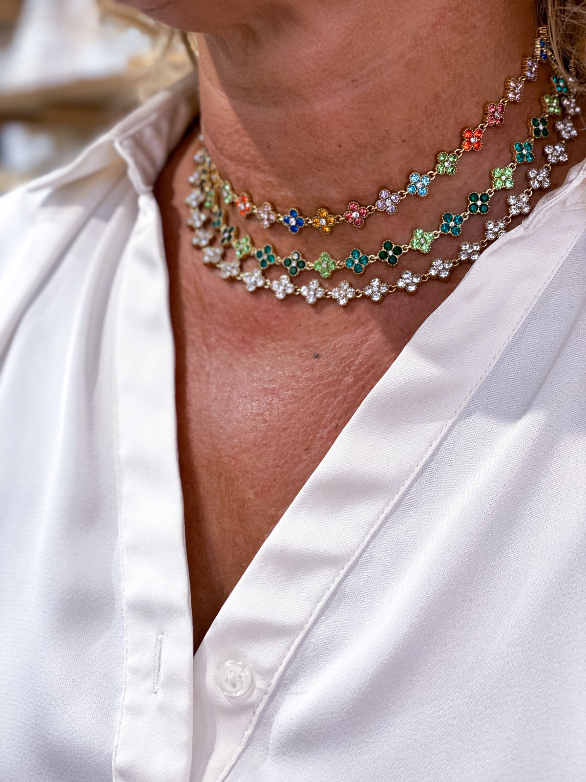 Collier court en acier inoxydable avec trèfles et strass
