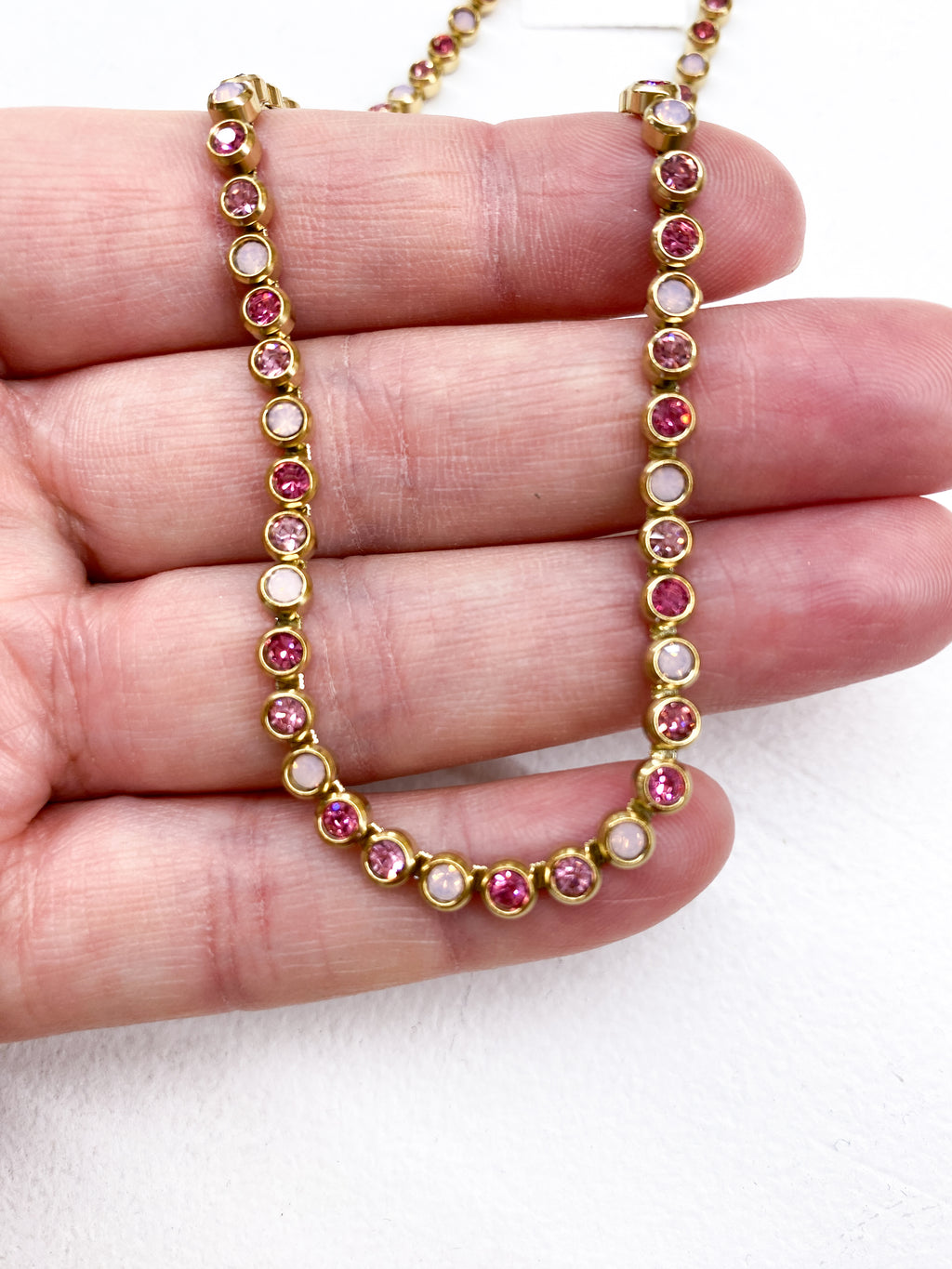 Collier ras-de-cou doré à strass ronds colorés