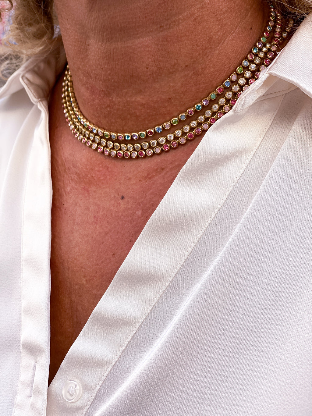 Collier ras-de-cou doré à strass ronds colorés