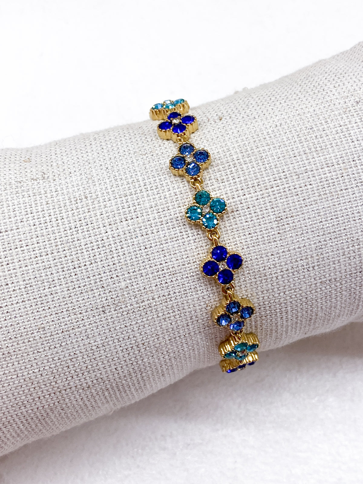 Bracelet doré avec trèfles à strass colorés
