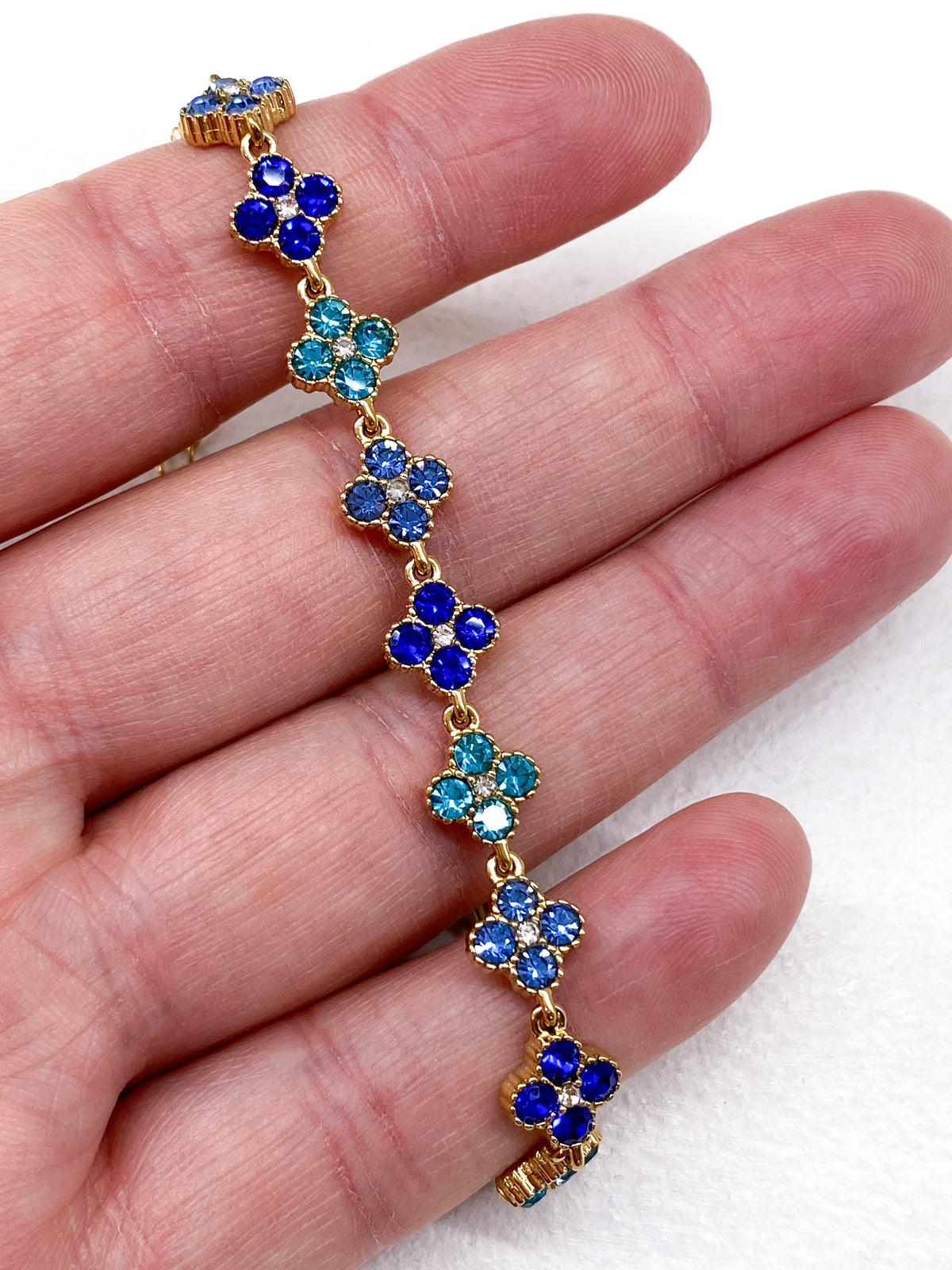 Bracelet doré avec trèfles à strass colorés