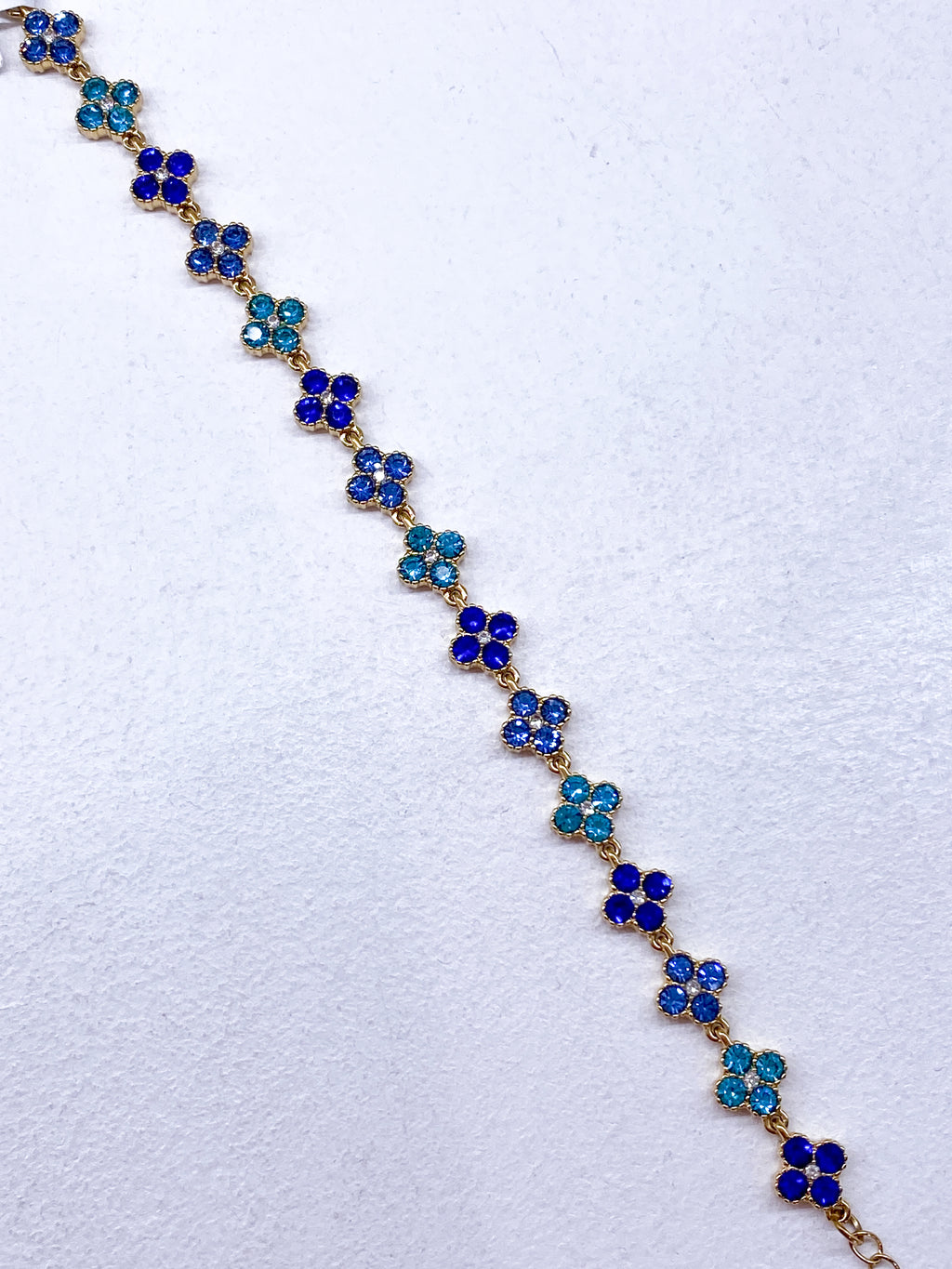 Bracelet doré avec trèfles à strass colorés