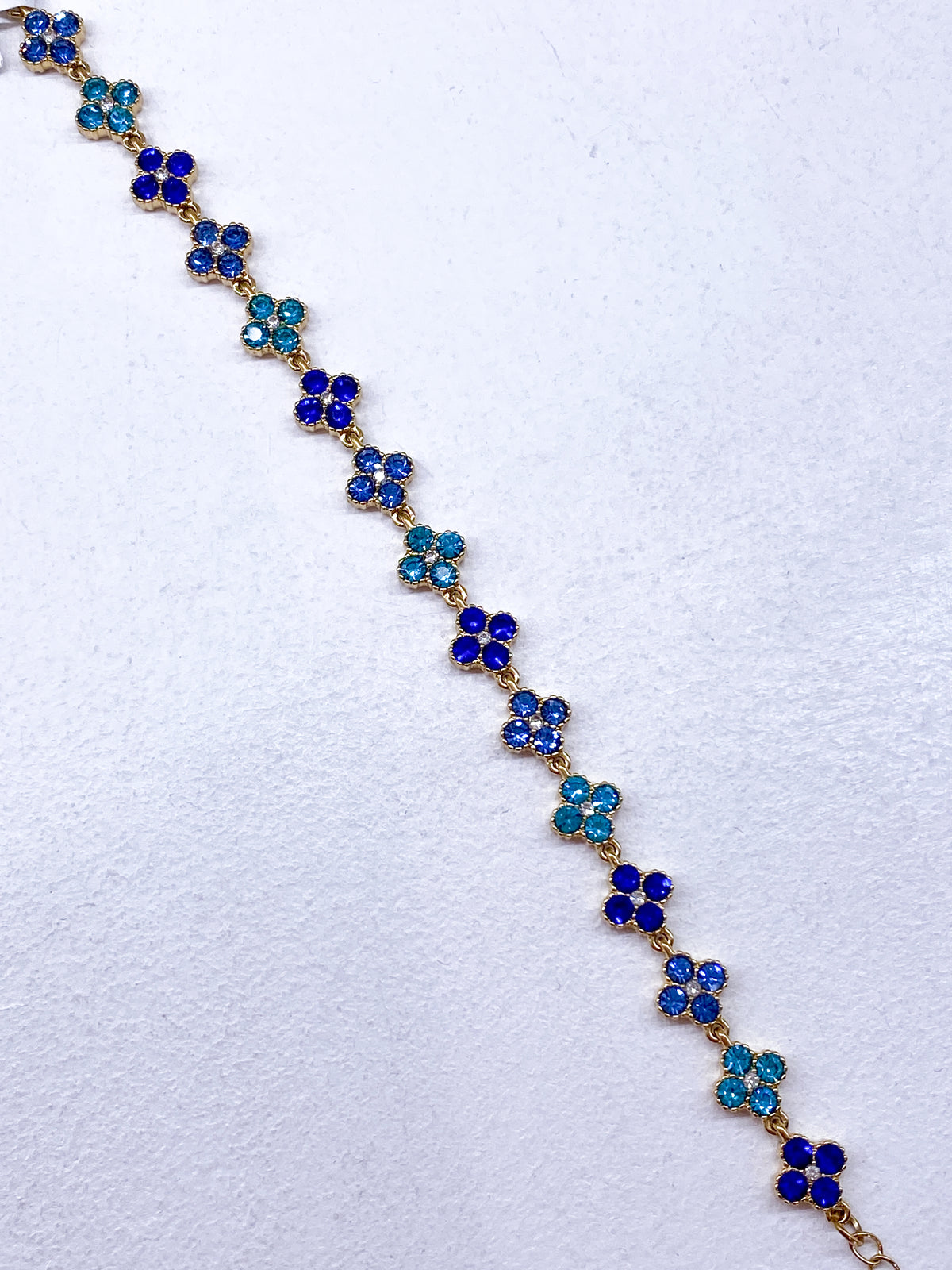 Bracelet doré avec trèfles à strass colorés
