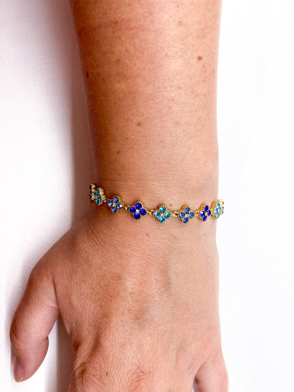 Bracelet doré avec trèfles à strass colorés