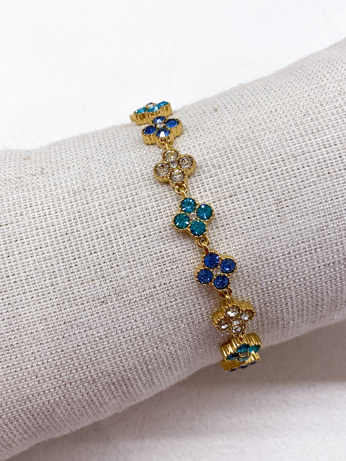 Bracelet doré avec trèfles à strass colorés