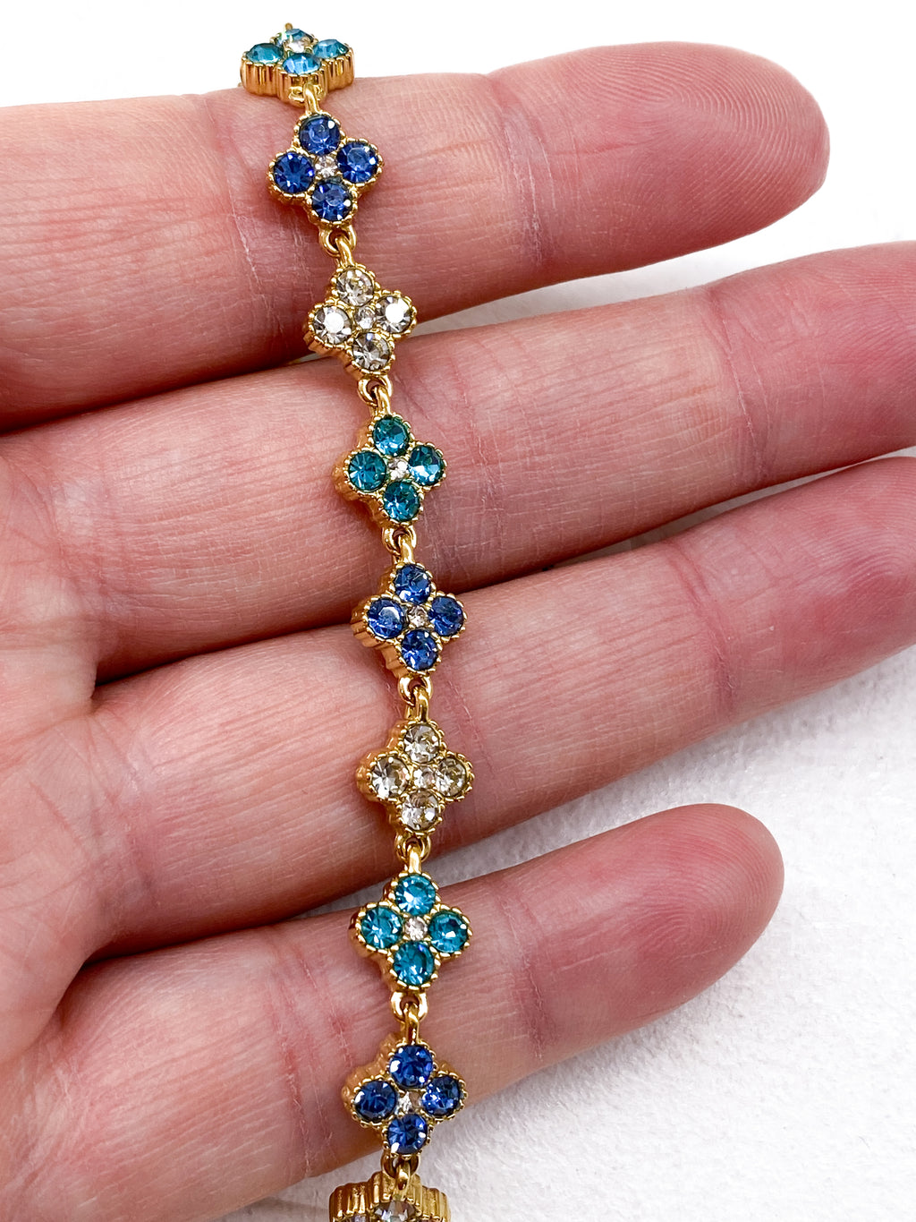 Bracelet doré avec trèfles à strass colorés