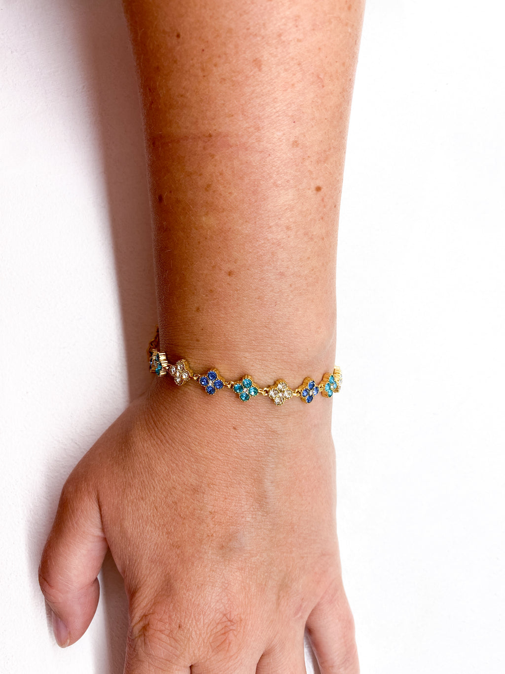 Bracelet doré avec trèfles à strass colorés