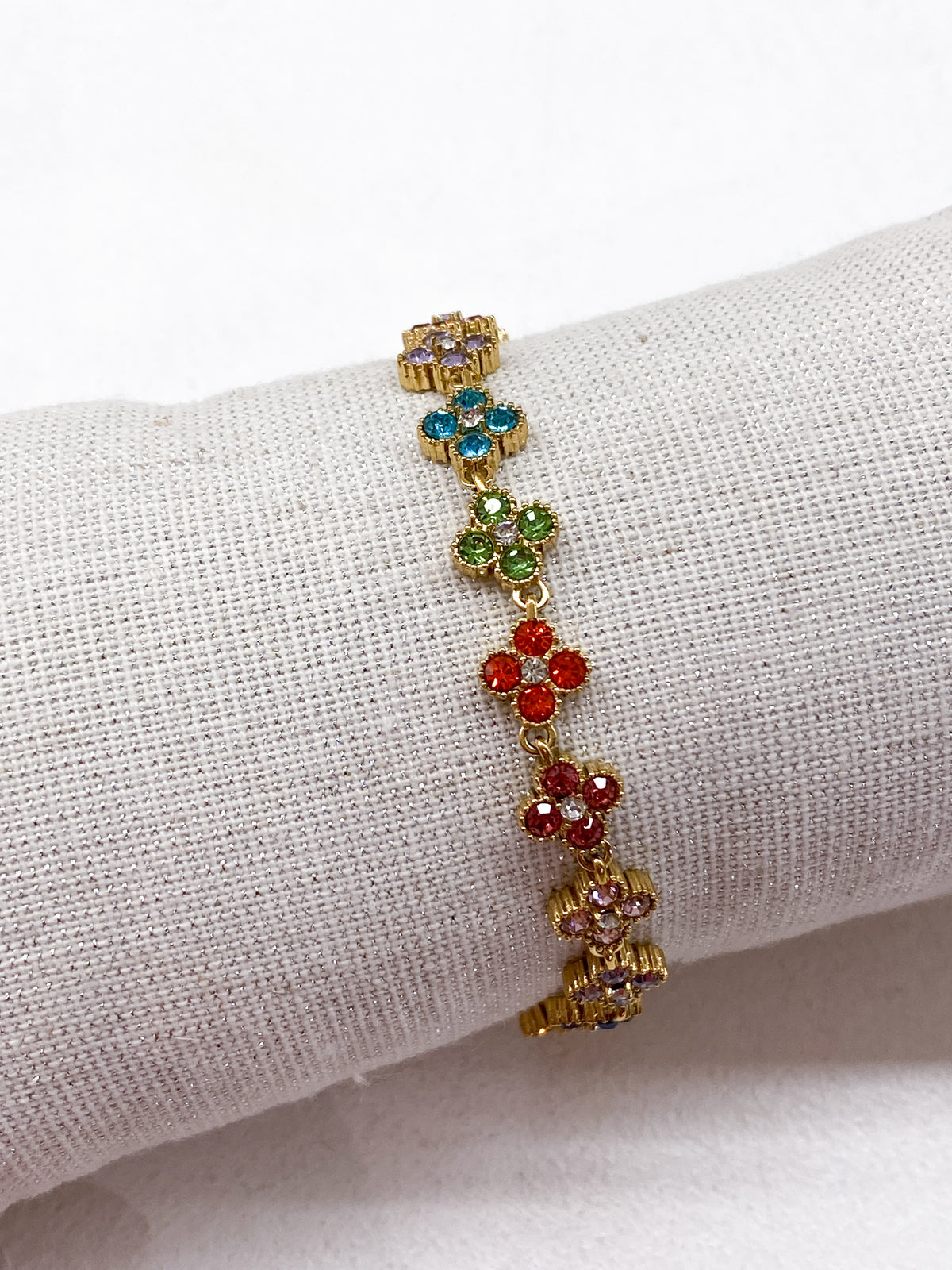 Bracelet doré avec trèfles à strass colorés