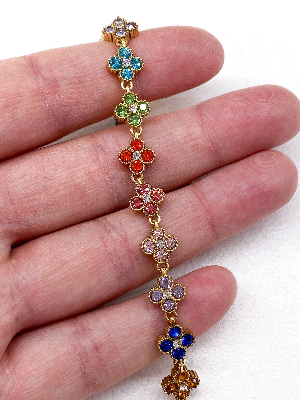 Bracelet doré avec trèfles à strass colorés