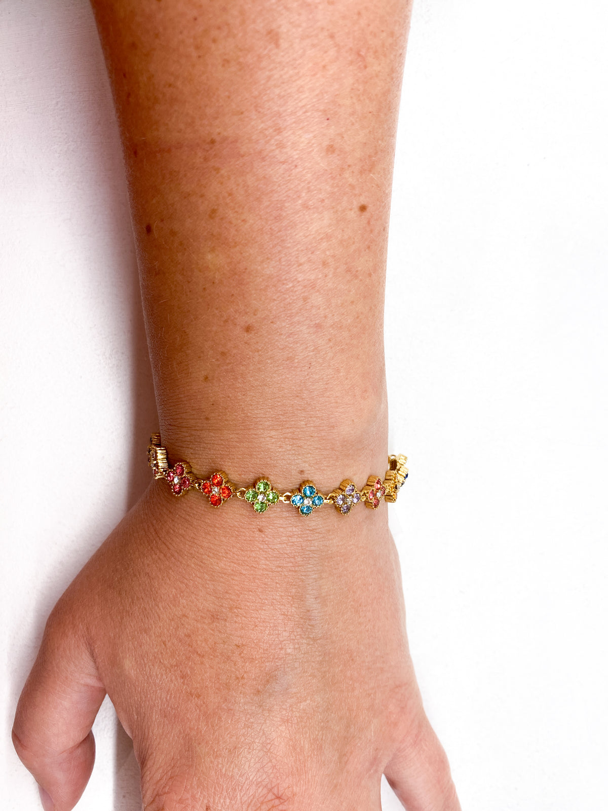 Bracelet doré avec trèfles à strass colorés