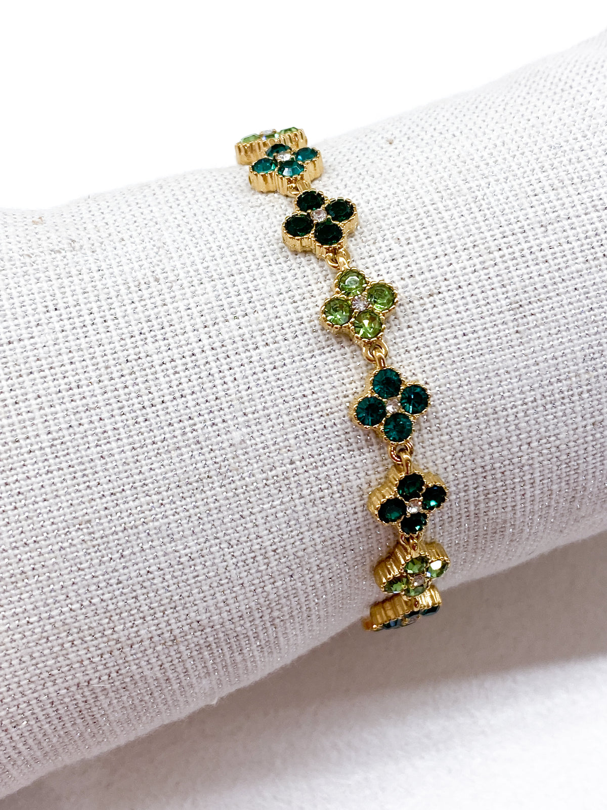 Bracelet doré avec trèfles à strass colorés
