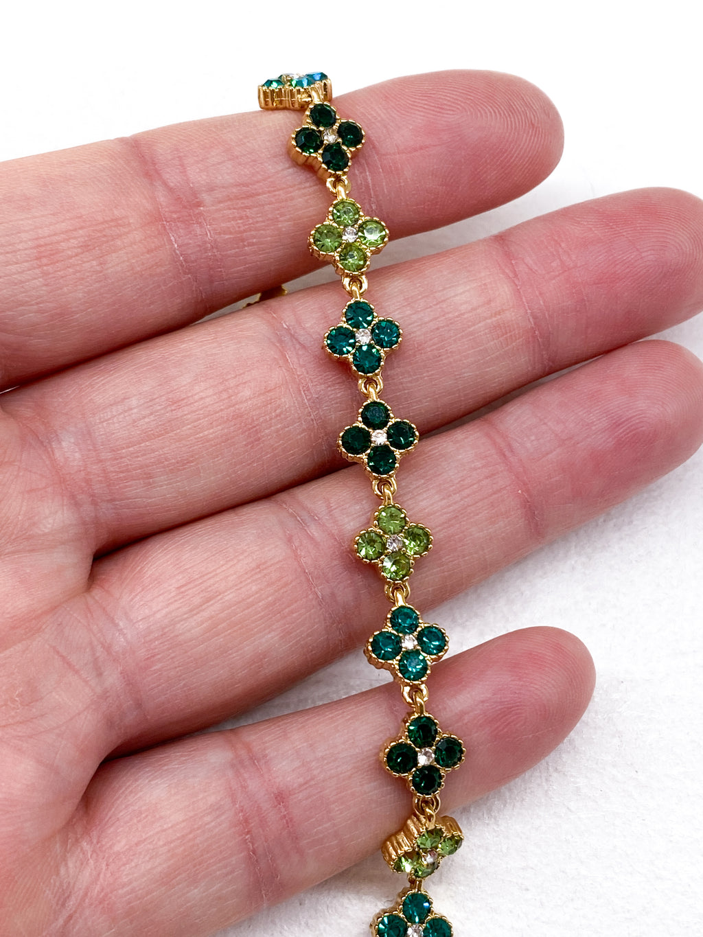Bracelet doré avec trèfles à strass colorés
