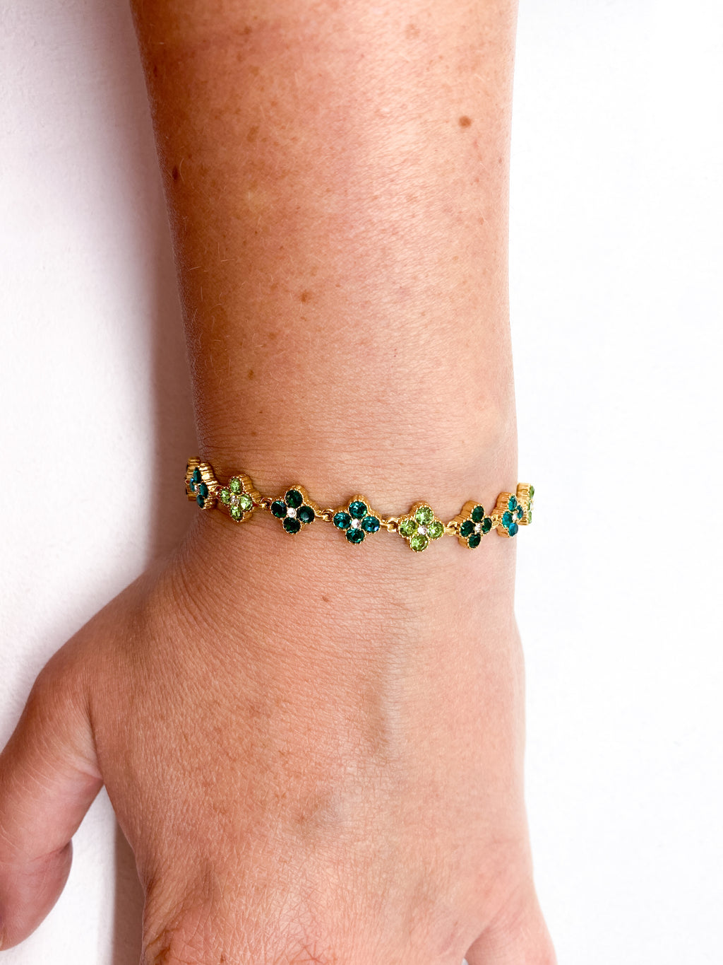 Bracelet doré avec trèfles à strass colorés