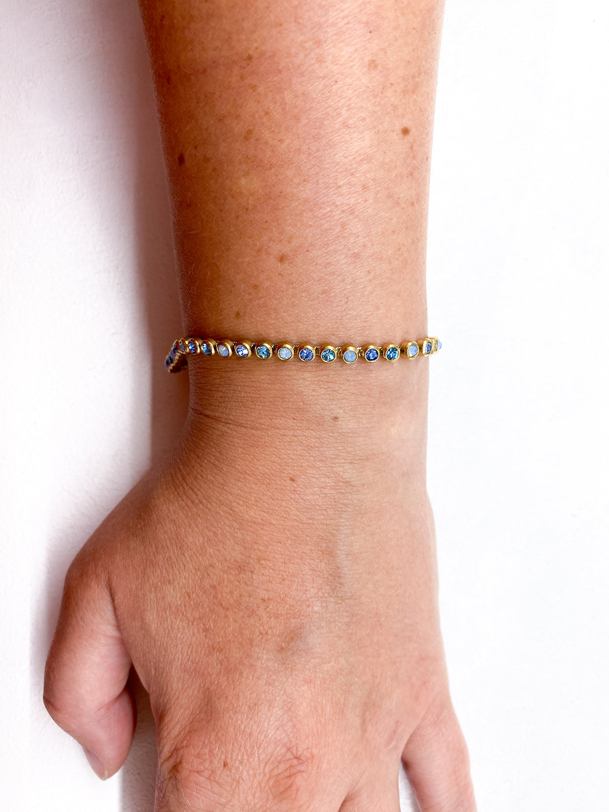 Bracelet fin doré en acier inoxydable à strass ronds