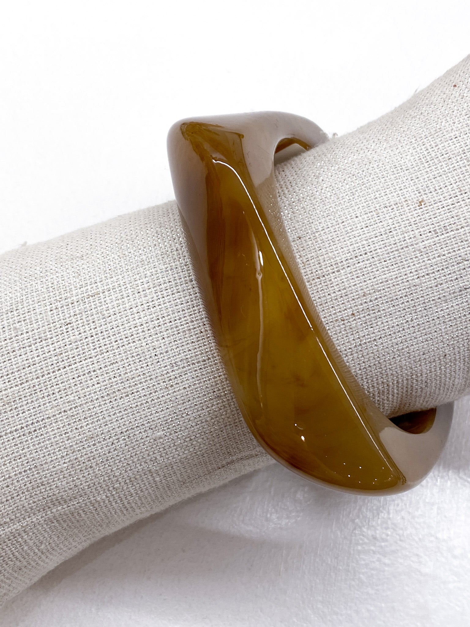 Bracelet jonc forme irrégulière en acétate coloré