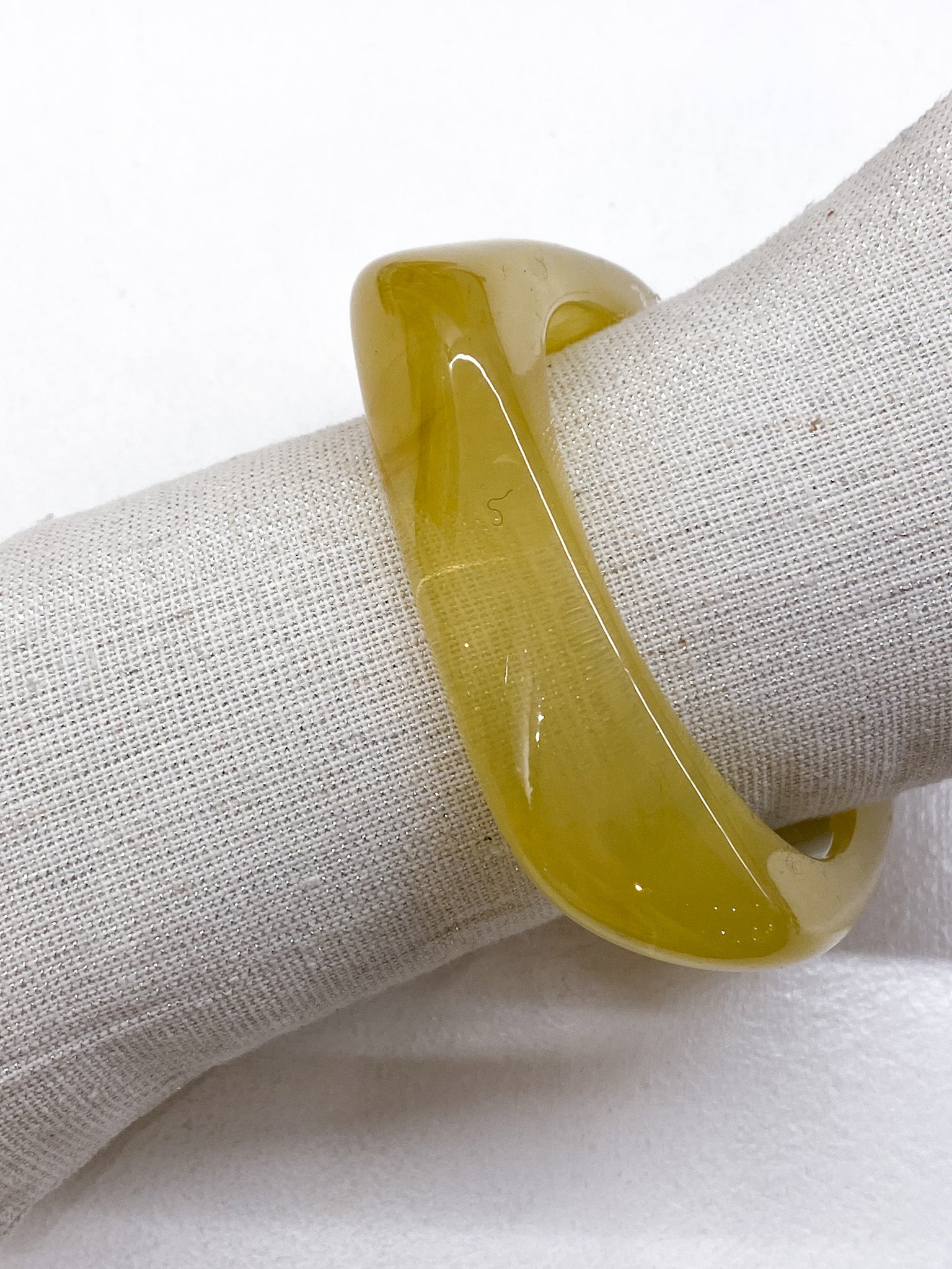 Bracelet jonc forme irrégulière en acétate coloré