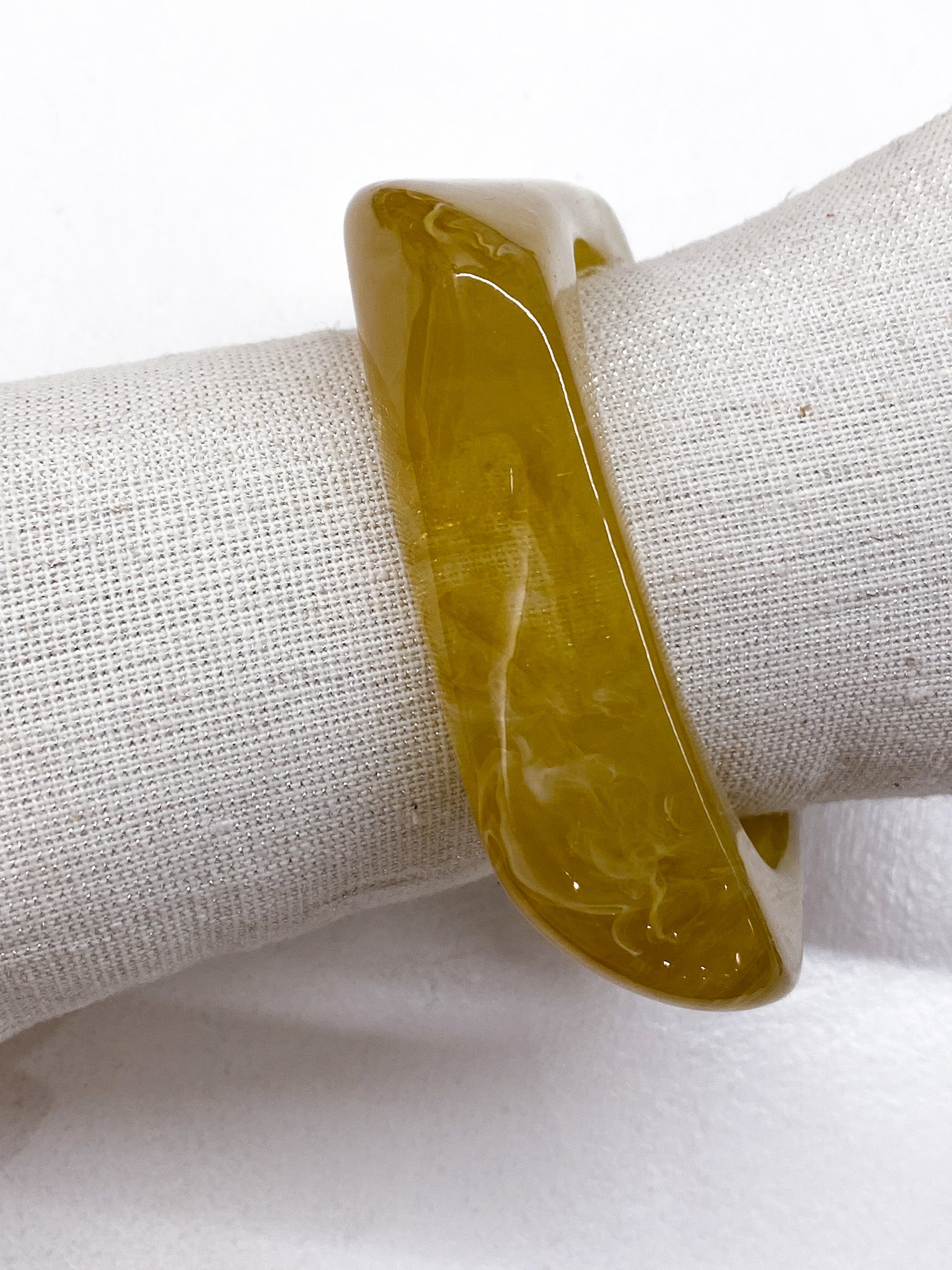 Bracelet jonc forme irrégulière en acétate coloré