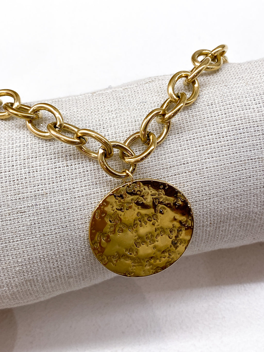 Collier choker femme à grosse chaîne dorée et médaille martelée