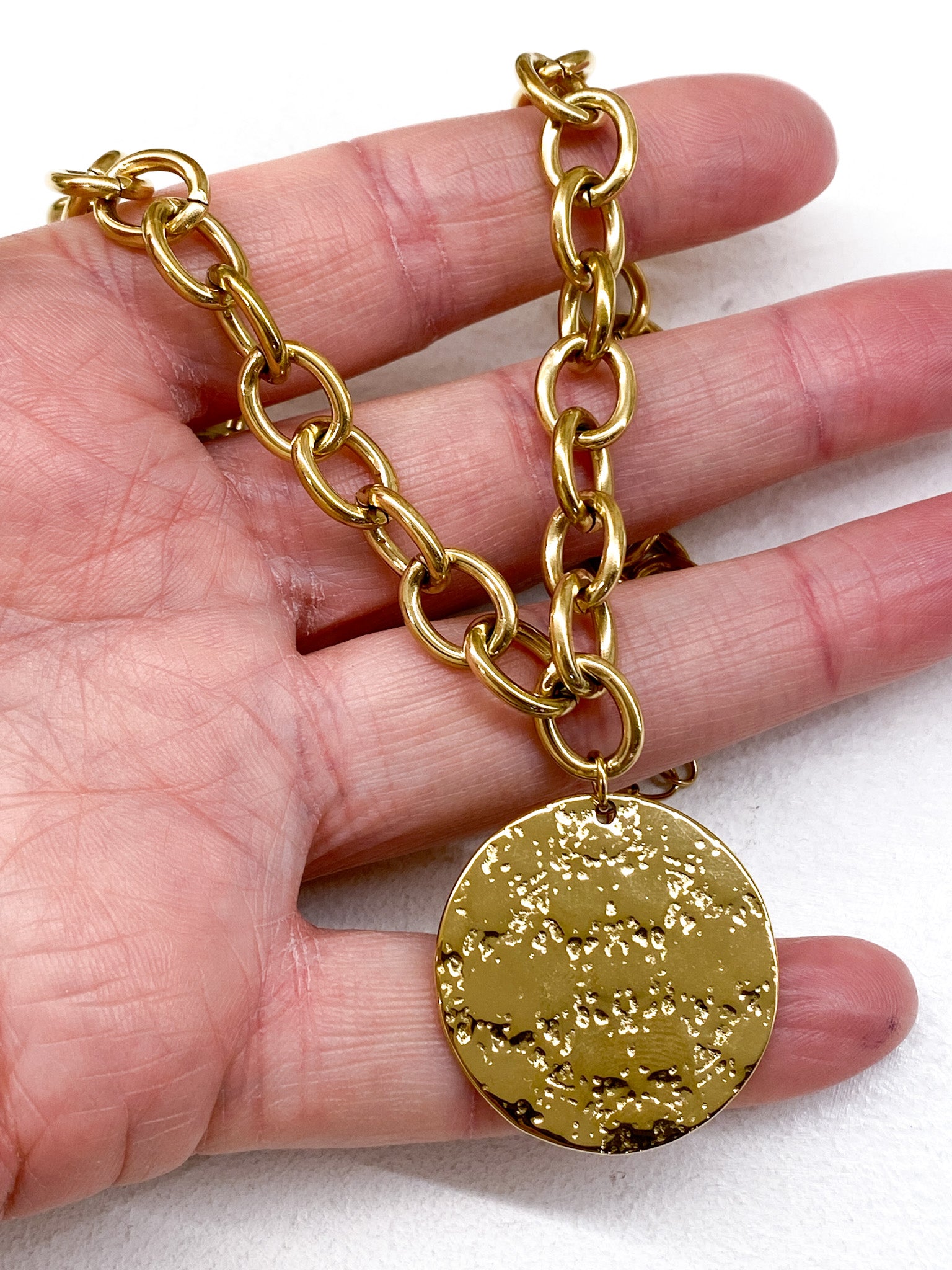 Collier choker femme à grosse chaîne dorée et médaille martelée