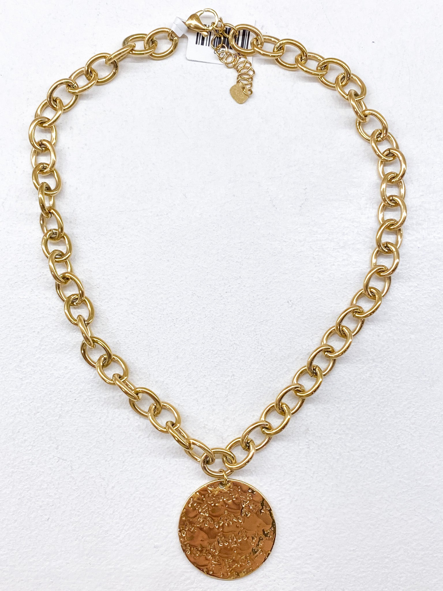 Collier choker femme à grosse chaîne dorée et médaille martelée