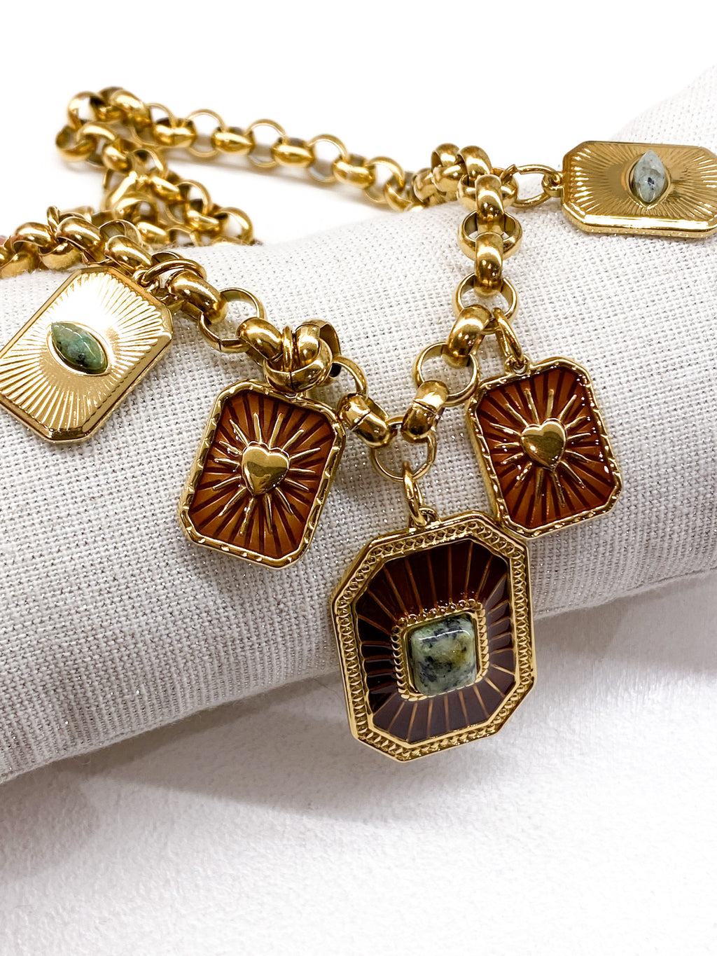 Collier XXL femme à grosse chaîne dorée et pendentifs