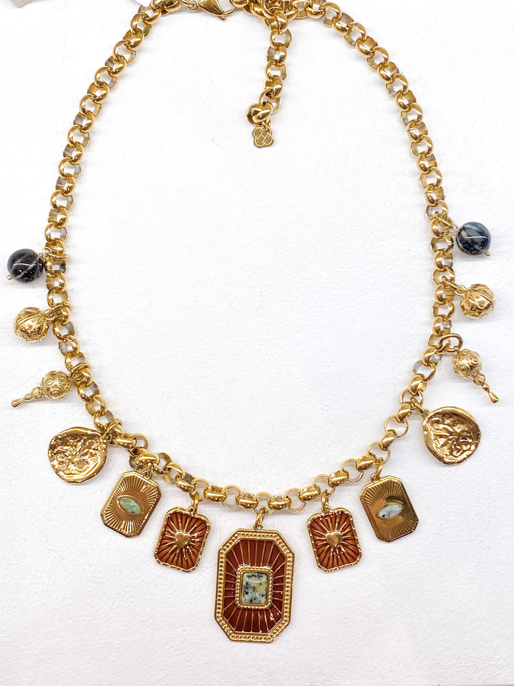 Collier XXL femme à grosse chaîne dorée et pendentifs